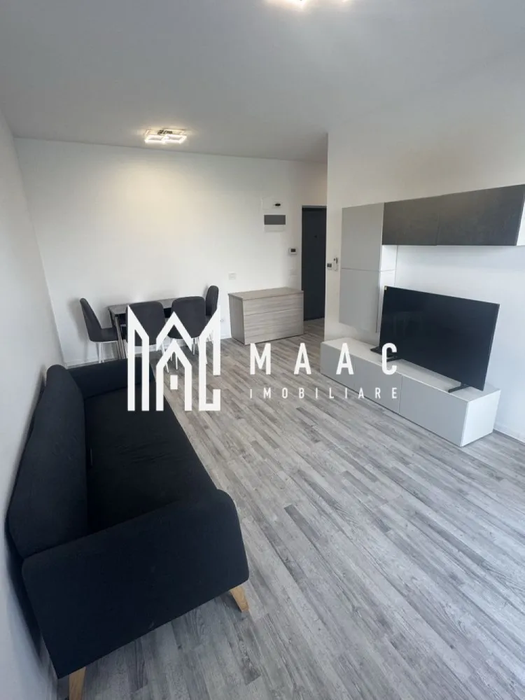 Apartament 2 Camere | 52 MPU | Loc de Parcare Privat - MAAC Imobiliare vă propune spre închiriere un apartament modern cu 2 camere, situat în ansamblul rezidențial Valetta Park, în zona Calea Șurii Mici. 

Caracteristici principale

• suprafață utilă de 52 mp
• etaj 4 într-un imobil dotat cu lift
• compartimentare decomandată
• complet mobilat și utilat
• disponibil pentru mutare imediată

Compartimentare și dotări

• living 
• dormitor complet mobilat
• bucătărie modernă și complet utilată
• baie
• mașină de spălat rufe
• aer condiționat
• hotă

Localizare și accesibilitate

• aproximativ 10 minute până în centrul orașului
• acces rapid către Zona Industrială Vest
• conexiune facilă către Aeroportul Internațional Sibiu
• acces rapid la principalele artere de circulație
• zonă în continuă dezvoltare, cu multiple facilități în apropiere

 Pentru mai multe detalii sau pentru programarea unei vizionări, vă rugăm să ne contactați și să menționați ID-ul proprietății: CP3114876.