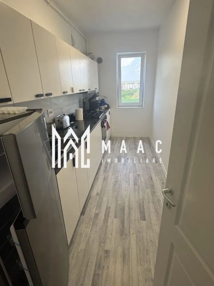 Apartament 2 Camere | 52 MPU | Loc de Parcare Privat - MAAC Imobiliare vă propune spre închiriere un apartament modern cu 2 camere, situat în ansamblul rezidențial Valetta Park, în zona Calea Șurii Mici. 

Caracteristici principale

• suprafață utilă de 52 mp
• etaj 4 într-un imobil dotat cu lift
• compartimentare decomandată
• complet mobilat și utilat
• disponibil pentru mutare imediată

Compartimentare și dotări

• living 
• dormitor complet mobilat
• bucătărie modernă și complet utilată
• baie
• mașină de spălat rufe
• aer condiționat
• hotă

Localizare și accesibilitate

• aproximativ 10 minute până în centrul orașului
• acces rapid către Zona Industrială Vest
• conexiune facilă către Aeroportul Internațional Sibiu
• acces rapid la principalele artere de circulație
• zonă în continuă dezvoltare, cu multiple facilități în apropiere

 Pentru mai multe detalii sau pentru programarea unei vizionări, vă rugăm să ne contactați și să menționați ID-ul proprietății: CP3114876.