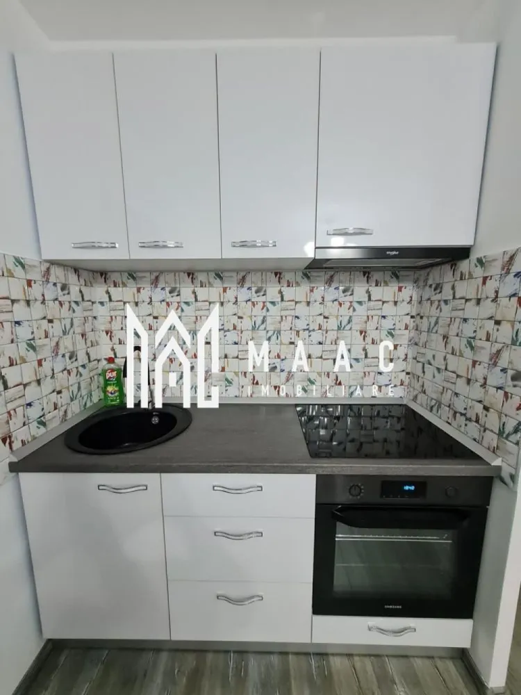 Apartament 2 Camere | 38 MPU | Etaj 3 | Cisnădie - MAAC Imobiliare vă propune spre vânzare un apartament modern cu 2 camere, situat în Cisnădie, la etajul 3.

Caracteristici principale

• suprafață utilă de 38 mp
• etaj 3
• complet mobilat și utilat
• ideal pentru locuit sau investiție

Compartimentare și spații interioare

• living
• dormitor 
• bucătărie
• baie
• hol

Dotări și finisaje

• mobilier realizat la comandă
• electrocasnice incluse
• TV inclus
• baie renovată
• geamuri termopan
• se predă exact ca în fotografii

 Pentru mai multe detalii sau pentru programarea unei vizionări, vă rugăm să ne contactați și să menționați ID-ul proprietății: CP3114908.