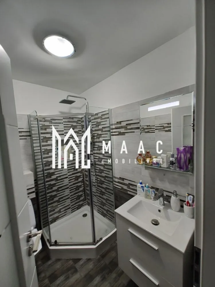 Apartament 2 Camere | 38 MPU | Etaj 3 | Cisnădie - MAAC Imobiliare vă propune spre vânzare un apartament modern cu 2 camere, situat în Cisnădie, la etajul 3.

Caracteristici principale

• suprafață utilă de 38 mp
• etaj 3
• complet mobilat și utilat
• ideal pentru locuit sau investiție

Compartimentare și spații interioare

• living
• dormitor 
• bucătărie
• baie
• hol

Dotări și finisaje

• mobilier realizat la comandă
• electrocasnice incluse
• TV inclus
• baie renovată
• geamuri termopan
• se predă exact ca în fotografii

 Pentru mai multe detalii sau pentru programarea unei vizionări, vă rugăm să ne contactați și să menționați ID-ul proprietății: CP3114908.