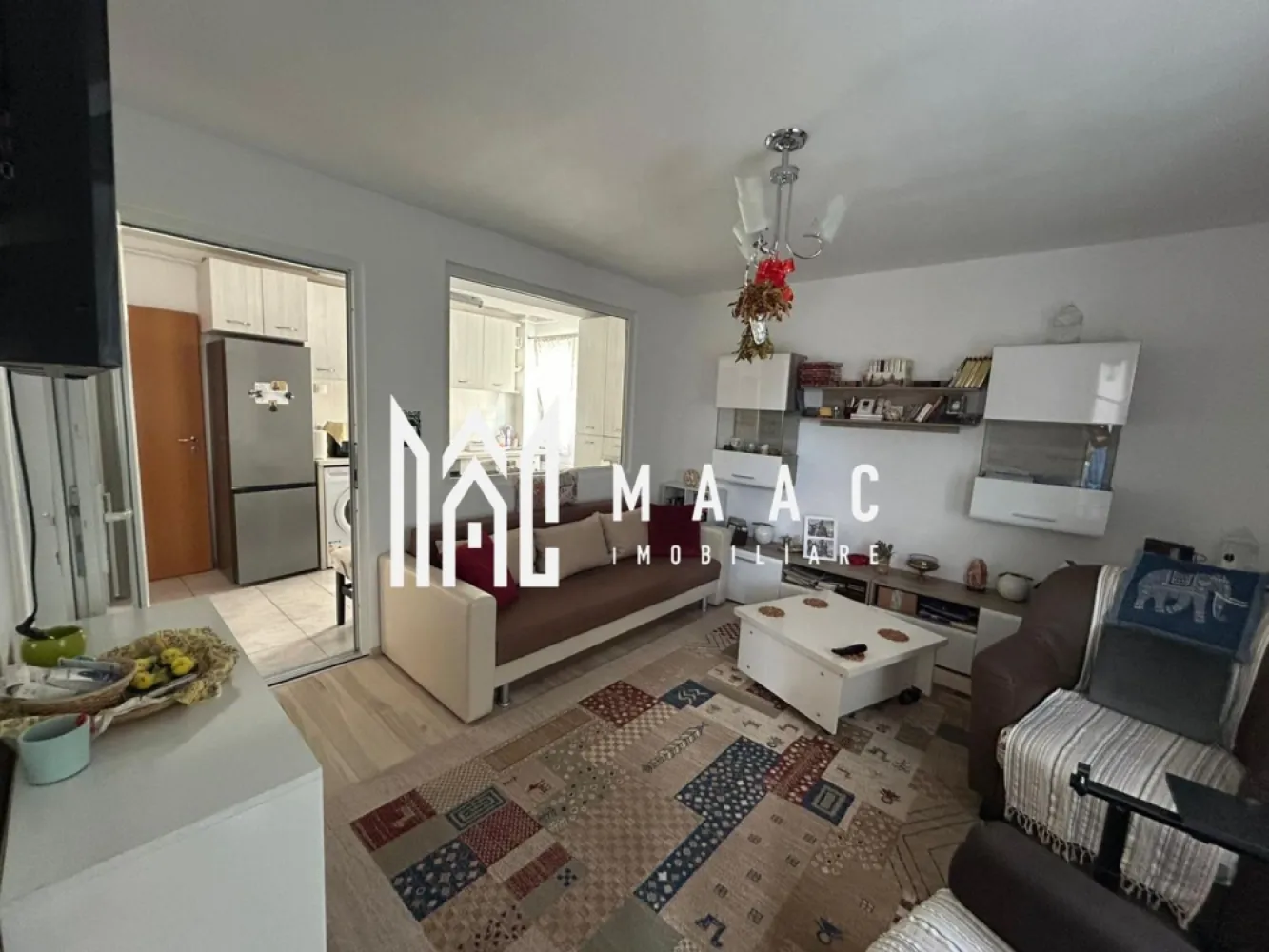 Apartament 3 Camere | Etaj 1 | Loc de Parcare | Selimbar - MAAC Imobiliare vă propune spre vânzare un apartament spațios cu 3 camere, situat la etajul 1 al unui imobil construit în anul 2007, ideal pentru locuit sau investiție.

Caracteristici principale

• suprafață utilă de 61 mp
• compartimentare semidecomandată
• etaj 1 din 3
• loc de parcare inclus
• imobil construit în 2007

Compartimentare și confort

• living
• 2 dormitoare
• bucătărie
• baie
• hol

Localizare și accesibilitate

• aproape de magazine și puncte de interes
• acces rapid către autostradă
• conexiune facilă către centrul orașului
• hipermarketuri și gară în apropiere
• zonă bine conectată la mijloacele de transport

Pentru mai multe detalii sau pentru programarea unei vizionări, vă rugăm să ne contactați și să menționați ID-ul proprietății: CP3119986.