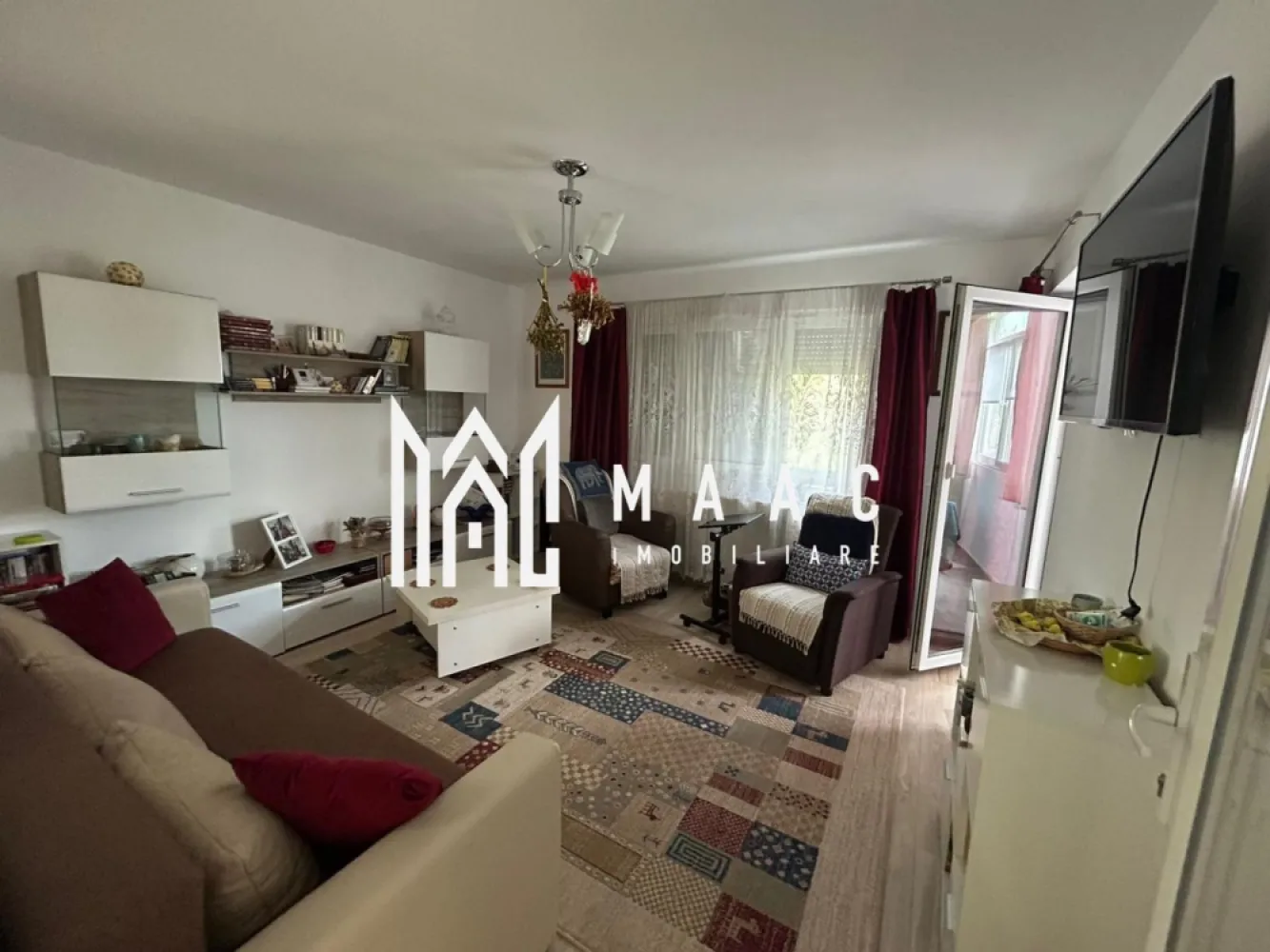Apartament 3 Camere | Etaj 1 | Loc de Parcare | Selimbar - MAAC Imobiliare vă propune spre vânzare un apartament spațios cu 3 camere, situat la etajul 1 al unui imobil construit în anul 2007, ideal pentru locuit sau investiție.

Caracteristici principale

• suprafață utilă de 61 mp
• compartimentare semidecomandată
• etaj 1 din 3
• loc de parcare inclus
• imobil construit în 2007

Compartimentare și confort

• living
• 2 dormitoare
• bucătărie
• baie
• hol

Localizare și accesibilitate

• aproape de magazine și puncte de interes
• acces rapid către autostradă
• conexiune facilă către centrul orașului
• hipermarketuri și gară în apropiere
• zonă bine conectată la mijloacele de transport

Pentru mai multe detalii sau pentru programarea unei vizionări, vă rugăm să ne contactați și să menționați ID-ul proprietății: CP3119986.