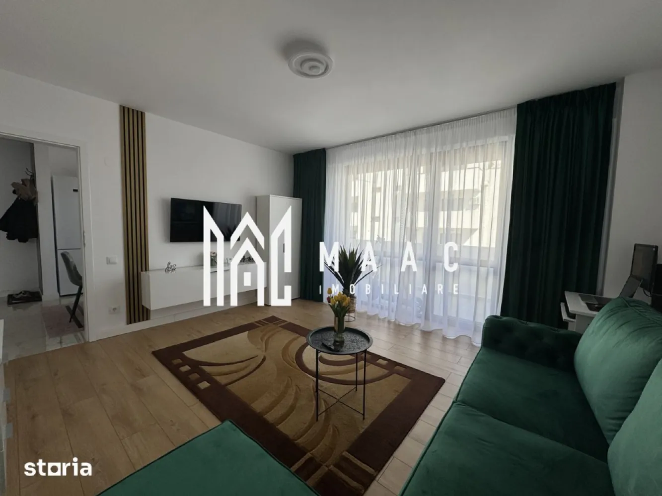 Apartament 2 Camere | Decomandat | Terasă 12 MP | Doamna Stanca - MAAC Imobiliare vă propune spre vânzare un apartament modern cu 2 camere decomandate, situat într-un imobil nou cu lift, în zona Doamna Stanca.

Caracteristici principale

• suprafață utilă de 54 mp
• terasă generoasă de 12 mp
• etaj 5 din 7, cu lift
• compartimentare decomandată
• loc de parcare privat inclus în acte

Compartimentare și spații interioare

• living spațios și luminos
• dormitor confortabil
• bucătărie separată cu zonă de dining
• baie modernă
• terasă cu acces atât din living, cât și din bucătărie

Dotări și finisaje

• apartament complet mobilat și utilat
• aer condiționat
• centrală termică prin condensare
• mobilier realizat la comandă
• uși Porta Doors
• colțar extensibil și pat cu spațiu de depozitare
• electrocasnice incluse: mașină de spălat, frigider, plită, cuptor, TV

Localizare și avantaje

• amplasat pe strada Doamna Stanca
• vizavi de Shopping City Sibiu
• acces rapid către supermarketuri, farmacii și clinici medicale
• stații de transport în comun în apropiere
• zonă modernă, foarte bine conectată

 Pentru mai multe detalii sau pentru programarea unei vizionări, vă rugăm să ne contactați și să menționați ID-ul proprietății: CP3116927.