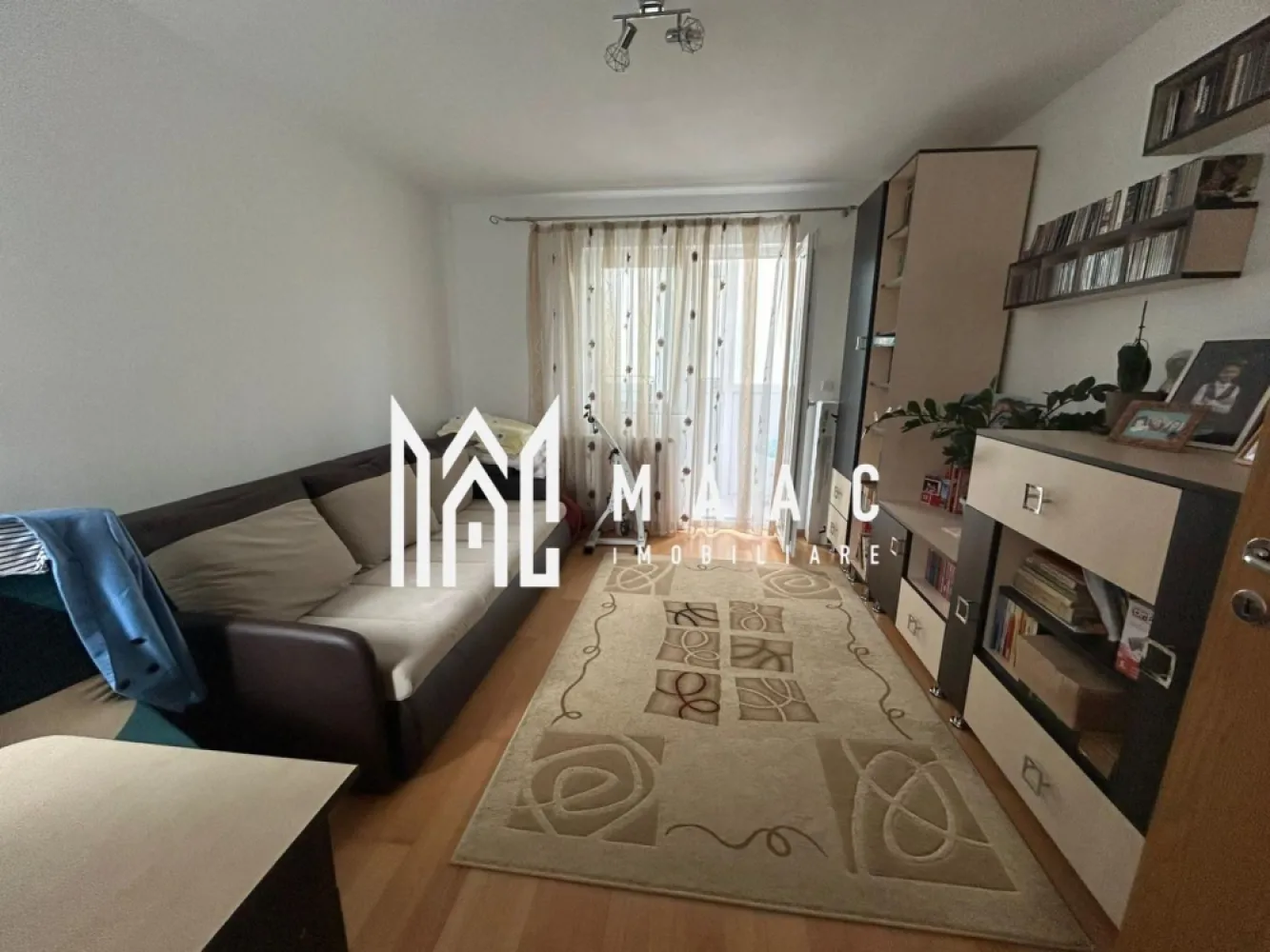 Apartament 3 Camere | Etaj 1 | Loc de Parcare | Selimbar - MAAC Imobiliare vă propune spre vânzare un apartament spațios cu 3 camere, situat la etajul 1 al unui imobil construit în anul 2007, ideal pentru locuit sau investiție.

Caracteristici principale

• suprafață utilă de 61 mp
• compartimentare semidecomandată
• etaj 1 din 3
• loc de parcare inclus
• imobil construit în 2007

Compartimentare și confort

• living
• 2 dormitoare
• bucătărie
• baie
• hol

Localizare și accesibilitate

• aproape de magazine și puncte de interes
• acces rapid către autostradă
• conexiune facilă către centrul orașului
• hipermarketuri și gară în apropiere
• zonă bine conectată la mijloacele de transport

Pentru mai multe detalii sau pentru programarea unei vizionări, vă rugăm să ne contactați și să menționați ID-ul proprietății: CP3119986.