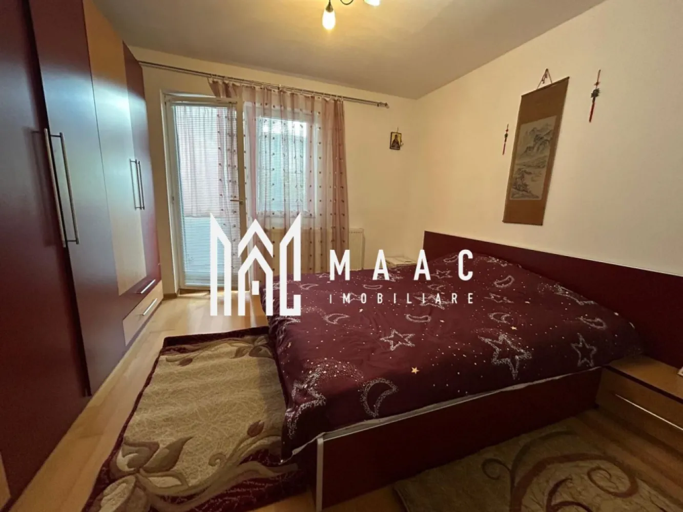 Apartament 3 Camere | Etaj 1 | Loc de Parcare | Selimbar - MAAC Imobiliare vă propune spre vânzare un apartament spațios cu 3 camere, situat la etajul 1 al unui imobil construit în anul 2007, ideal pentru locuit sau investiție.

Caracteristici principale

• suprafață utilă de 61 mp
• compartimentare semidecomandată
• etaj 1 din 3
• loc de parcare inclus
• imobil construit în 2007

Compartimentare și confort

• living
• 2 dormitoare
• bucătărie
• baie
• hol

Localizare și accesibilitate

• aproape de magazine și puncte de interes
• acces rapid către autostradă
• conexiune facilă către centrul orașului
• hipermarketuri și gară în apropiere
• zonă bine conectată la mijloacele de transport

Pentru mai multe detalii sau pentru programarea unei vizionări, vă rugăm să ne contactați și să menționați ID-ul proprietății: CP3119986.