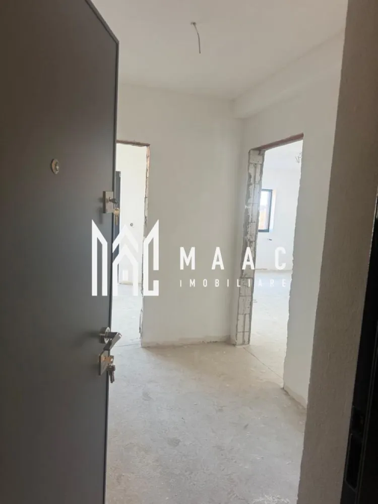 Apartament 2 Camere | 56 mpu | etaj 1 | Selimbăr - MAAC Imobiliare vă propune spre vânzare un apartament modern cu 2 camere decomandate, situat în Șelimbăr, într-un imobil nou construit în anul 2026, la doar câteva minute de Sibiu.

Caracteristici principale

• suprafață utilă de 56 mp
• terasă de 6.43 mp cu vedere deschisă spre munți
• etaj 1
• loc de parcare inclus
• imobil nou, modern

Compartimentare și spații interioare

• living cu bucătărie open-space – 31.95 mp
• dormitor – 13.84 mp
• baie – 5.75 mp
• hol – 4.35 mp

Dotări și finisaje

• centrală termică proprie
• calorifere montate
• pereți gletuiți
• instalații electrice și sanitare trase
• tâmplărie PVC de calitate
• ușă de acces securizată
• sistem de supraveghere video pentru imobil

 Pentru mai multe detalii sau pentru programarea unei vizionări, vă rugăm să ne contactați și să menționați ID-ul proprietății: CP3120604.