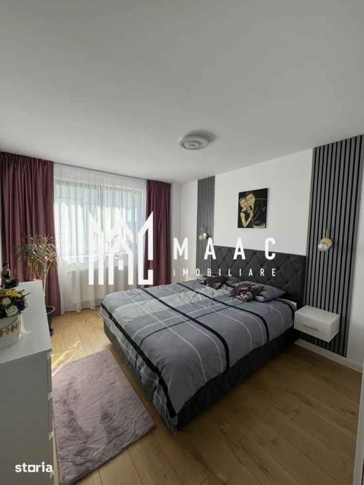 Apartament 2 Camere | Decomandat | Terasă 12 MP | Doamna Stanca - MAAC Imobiliare vă propune spre vânzare un apartament modern cu 2 camere decomandate, situat într-un imobil nou cu lift, în zona Doamna Stanca.

Caracteristici principale

• suprafață utilă de 54 mp
• terasă generoasă de 12 mp
• etaj 5 din 7, cu lift
• compartimentare decomandată
• loc de parcare privat inclus în acte

Compartimentare și spații interioare

• living spațios și luminos
• dormitor confortabil
• bucătărie separată cu zonă de dining
• baie modernă
• terasă cu acces atât din living, cât și din bucătărie

Dotări și finisaje

• apartament complet mobilat și utilat
• aer condiționat
• centrală termică prin condensare
• mobilier realizat la comandă
• uși Porta Doors
• colțar extensibil și pat cu spațiu de depozitare
• electrocasnice incluse: mașină de spălat, frigider, plită, cuptor, TV

Localizare și avantaje

• amplasat pe strada Doamna Stanca
• vizavi de Shopping City Sibiu
• acces rapid către supermarketuri, farmacii și clinici medicale
• stații de transport în comun în apropiere
• zonă modernă, foarte bine conectată

 Pentru mai multe detalii sau pentru programarea unei vizionări, vă rugăm să ne contactați și să menționați ID-ul proprietății: CP3116927.