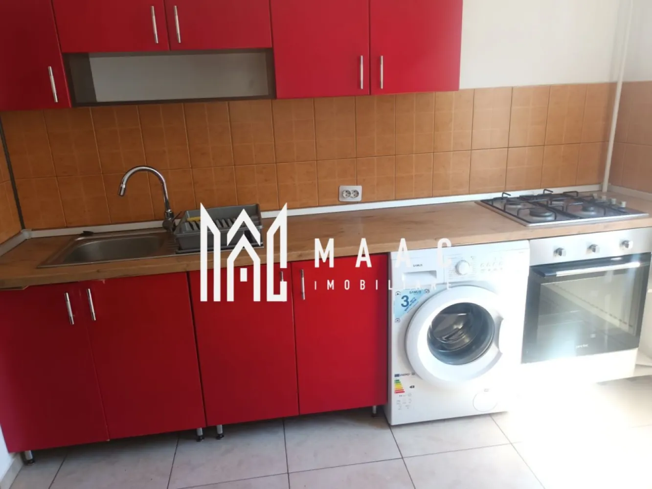 Apartament 2 camere | 53 mp | Balcon | Calea Dumbravii - MAAC Imobiliare vă propune spre închiriere un apartament cu 2 camere, situat în zona Calea Dumbrăvii, o locație apreciată pentru accesibilitatea față de principalele puncte de interes ale orașului.

Apartamentul are o suprafață de 53 mp, decomandat, situat la etajul 3 din 4. 
Proprietatea se închiriază complet mobilată și utilată, fiind pregătită pentru mutare imediată.

Compartimentare:
2 camere
1 bucătărie
1 baie
 balcon

Condiții de închiriere: 
Se percepe o garanție echivalentă cu valoarea unei chirii lunare
Nu se accepta animale de companie 

Proprietatea este ideală pentru persoane sau cupluri care își doresc un apartament confortabil, într-o zonă bine conectată a orașului.

Pentru mai multe detalii sau pentru a programa o vizionare, va rugam specificati telefonic ID: CP3122569