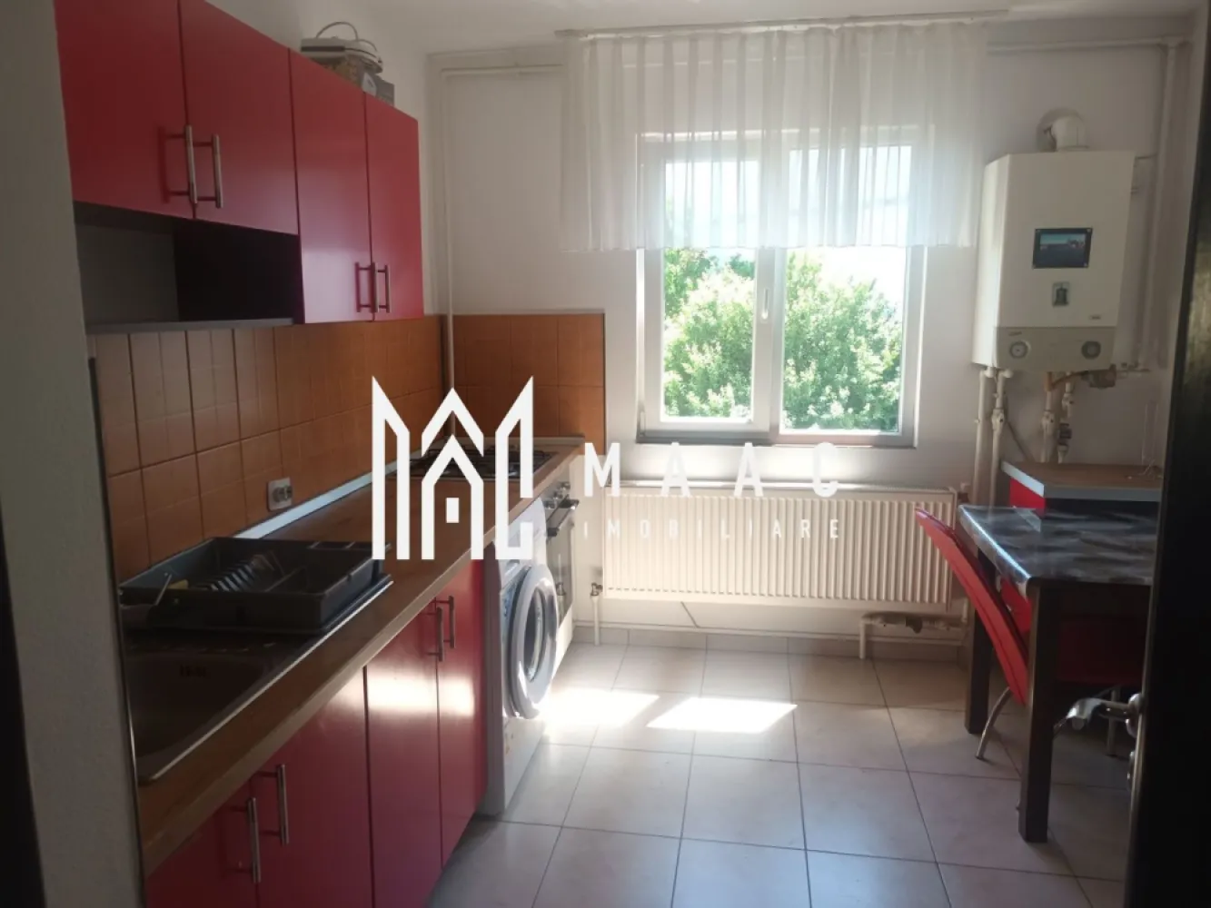 Apartament 2 camere | 53 mp | Balcon | Calea Dumbravii - MAAC Imobiliare vă propune spre închiriere un apartament cu 2 camere, situat în zona Calea Dumbrăvii, o locație apreciată pentru accesibilitatea față de principalele puncte de interes ale orașului.

Apartamentul are o suprafață de 53 mp, decomandat, situat la etajul 3 din 4. 
Proprietatea se închiriază complet mobilată și utilată, fiind pregătită pentru mutare imediată.

Compartimentare:
2 camere
1 bucătărie
1 baie
 balcon

Condiții de închiriere: 
Se percepe o garanție echivalentă cu valoarea unei chirii lunare
Nu se accepta animale de companie 

Proprietatea este ideală pentru persoane sau cupluri care își doresc un apartament confortabil, într-o zonă bine conectată a orașului.

Pentru mai multe detalii sau pentru a programa o vizionare, va rugam specificati telefonic ID: CP3122569
