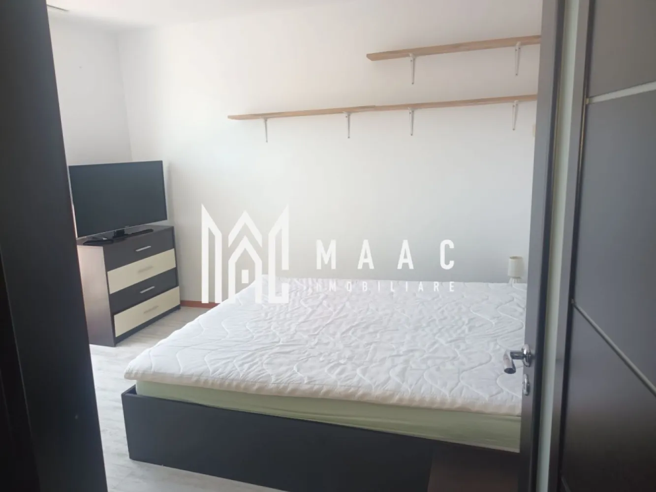 Apartament 2 camere | 53 mp | Balcon | Calea Dumbravii - MAAC Imobiliare vă propune spre închiriere un apartament cu 2 camere, situat în zona Calea Dumbrăvii, o locație apreciată pentru accesibilitatea față de principalele puncte de interes ale orașului.

Apartamentul are o suprafață de 53 mp, decomandat, situat la etajul 3 din 4. 
Proprietatea se închiriază complet mobilată și utilată, fiind pregătită pentru mutare imediată.

Compartimentare:
2 camere
1 bucătărie
1 baie
 balcon

Condiții de închiriere: 
Se percepe o garanție echivalentă cu valoarea unei chirii lunare
Nu se accepta animale de companie 

Proprietatea este ideală pentru persoane sau cupluri care își doresc un apartament confortabil, într-o zonă bine conectată a orașului.

Pentru mai multe detalii sau pentru a programa o vizionare, va rugam specificati telefonic ID: CP3122569