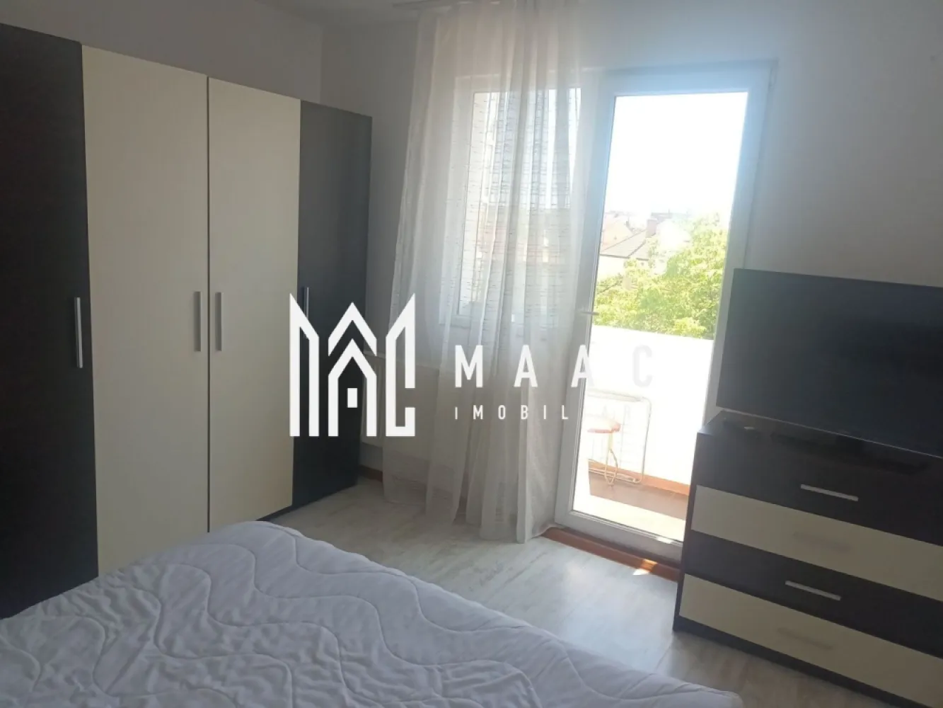Apartament 2 camere | 53 mp | Balcon | Calea Dumbravii - MAAC Imobiliare vă propune spre închiriere un apartament cu 2 camere, situat în zona Calea Dumbrăvii, o locație apreciată pentru accesibilitatea față de principalele puncte de interes ale orașului.

Apartamentul are o suprafață de 53 mp, decomandat, situat la etajul 3 din 4. 
Proprietatea se închiriază complet mobilată și utilată, fiind pregătită pentru mutare imediată.

Compartimentare:
2 camere
1 bucătărie
1 baie
 balcon

Condiții de închiriere: 
Se percepe o garanție echivalentă cu valoarea unei chirii lunare
Nu se accepta animale de companie 

Proprietatea este ideală pentru persoane sau cupluri care își doresc un apartament confortabil, într-o zonă bine conectată a orașului.

Pentru mai multe detalii sau pentru a programa o vizionare, va rugam specificati telefonic ID: CP3122569