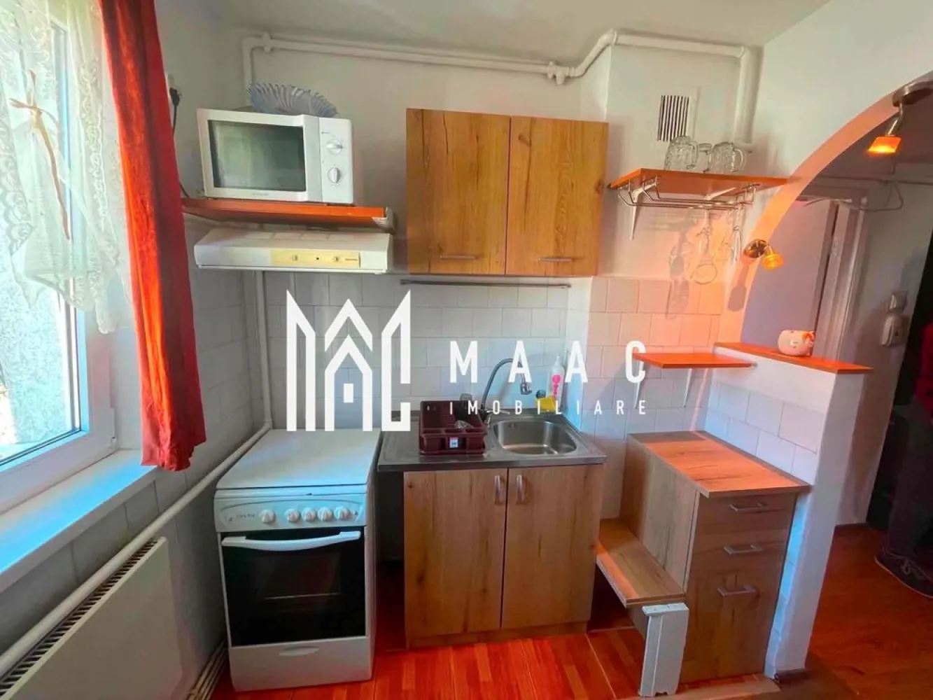 Apartament 3 camere | 53 mp | Pet friendly | Strand - MAAC Imobiliare vă propune spre închiriere un apartament pet friendly cu 3 camere, situat în cartierul Ștrand.

Apartamentul are o suprafață de 53 mp și este amplasat la etajul 4 din 4. Proprietatea este complet mobilată și utilată, fiind potrivită pentru familii, cupluri sau persoane care își doresc un spațiu confortabil într-o zonă bine conectată a orașului.

Detalii proprietate:
Suprafață utilă: 53 mp
Etaj: 4 din 4
Pet friendly

Compartimentare:
1 dormitor cu pat matrimonial
1 dormitor cu pat de o persoană și birou
1 living
1 bucătărie
1 baie
1 balcon
1 cămară

Dotări și beneficii:
Aragaz + cuptor
Mașină de spălat rufe
Centrală termică
Cuptor cu microunde
Complet mobilat și utilat

Condiții de închiriere:
Se percepe o garanție echivalentă cu valoarea unei chirii lunare

Pentru mai multe detalii precizati telefonic ca ati vazut anuntul cu ID: CP3123028