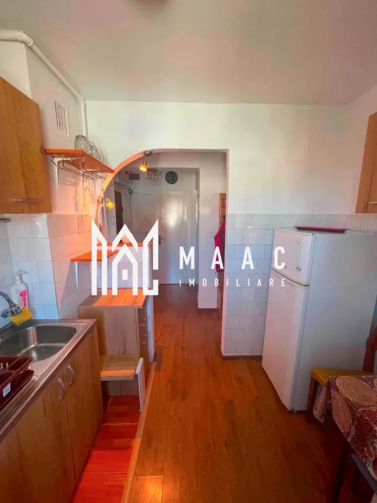 Apartament 3 camere | 53 mp | Pet friendly | Strand - MAAC Imobiliare vă propune spre închiriere un apartament pet friendly cu 3 camere, situat în cartierul Ștrand.

Apartamentul are o suprafață de 53 mp și este amplasat la etajul 4 din 4. Proprietatea este complet mobilată și utilată, fiind potrivită pentru familii, cupluri sau persoane care își doresc un spațiu confortabil într-o zonă bine conectată a orașului.

Detalii proprietate:
Suprafață utilă: 53 mp
Etaj: 4 din 4
Pet friendly

Compartimentare:
1 dormitor cu pat matrimonial
1 dormitor cu pat de o persoană și birou
1 living
1 bucătărie
1 baie
1 balcon
1 cămară

Dotări și beneficii:
Aragaz + cuptor
Mașină de spălat rufe
Centrală termică
Cuptor cu microunde
Complet mobilat și utilat

Condiții de închiriere:
Se percepe o garanție echivalentă cu valoarea unei chirii lunare

Pentru mai multe detalii precizati telefonic ca ati vazut anuntul cu ID: CP3123028