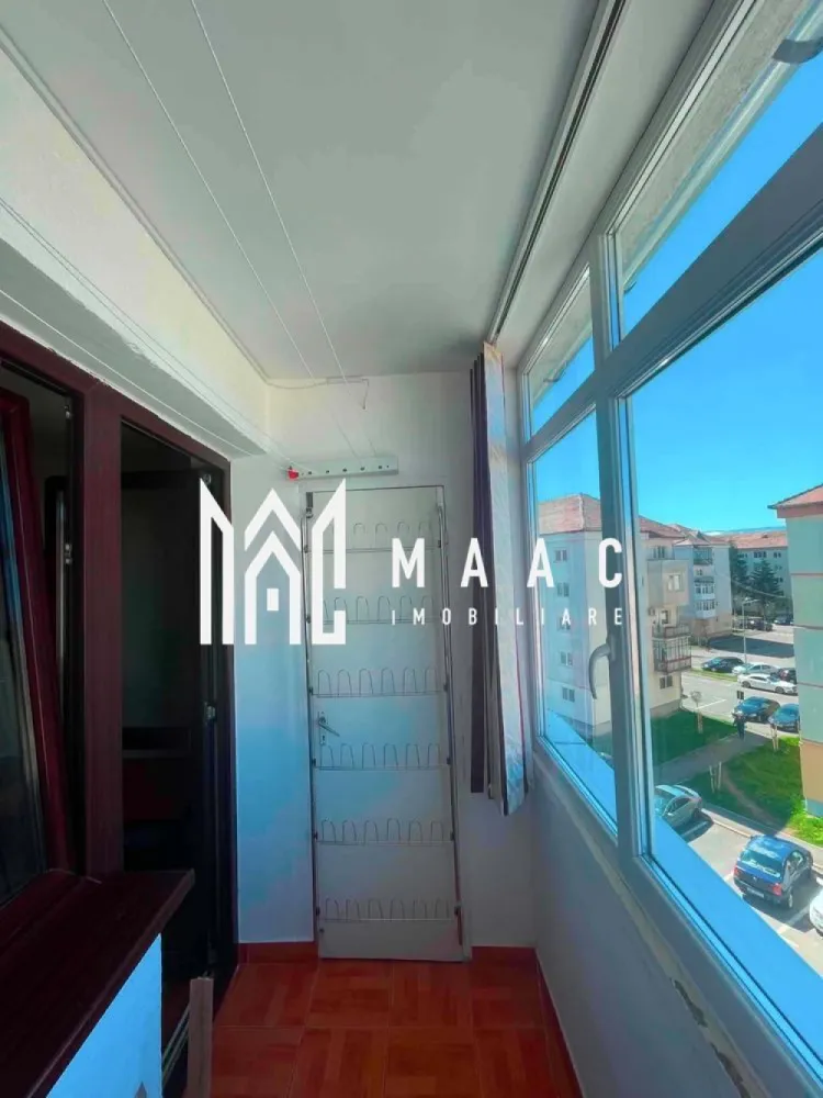 Apartament 3 camere | 53 mp | Pet friendly | Strand - MAAC Imobiliare vă propune spre închiriere un apartament pet friendly cu 3 camere, situat în cartierul Ștrand.

Apartamentul are o suprafață de 53 mp și este amplasat la etajul 4 din 4. Proprietatea este complet mobilată și utilată, fiind potrivită pentru familii, cupluri sau persoane care își doresc un spațiu confortabil într-o zonă bine conectată a orașului.

Detalii proprietate:
Suprafață utilă: 53 mp
Etaj: 4 din 4
Pet friendly

Compartimentare:
1 dormitor cu pat matrimonial
1 dormitor cu pat de o persoană și birou
1 living
1 bucătărie
1 baie
1 balcon
1 cămară

Dotări și beneficii:
Aragaz + cuptor
Mașină de spălat rufe
Centrală termică
Cuptor cu microunde
Complet mobilat și utilat

Condiții de închiriere:
Se percepe o garanție echivalentă cu valoarea unei chirii lunare

Pentru mai multe detalii precizati telefonic ca ati vazut anuntul cu ID: CP3123028