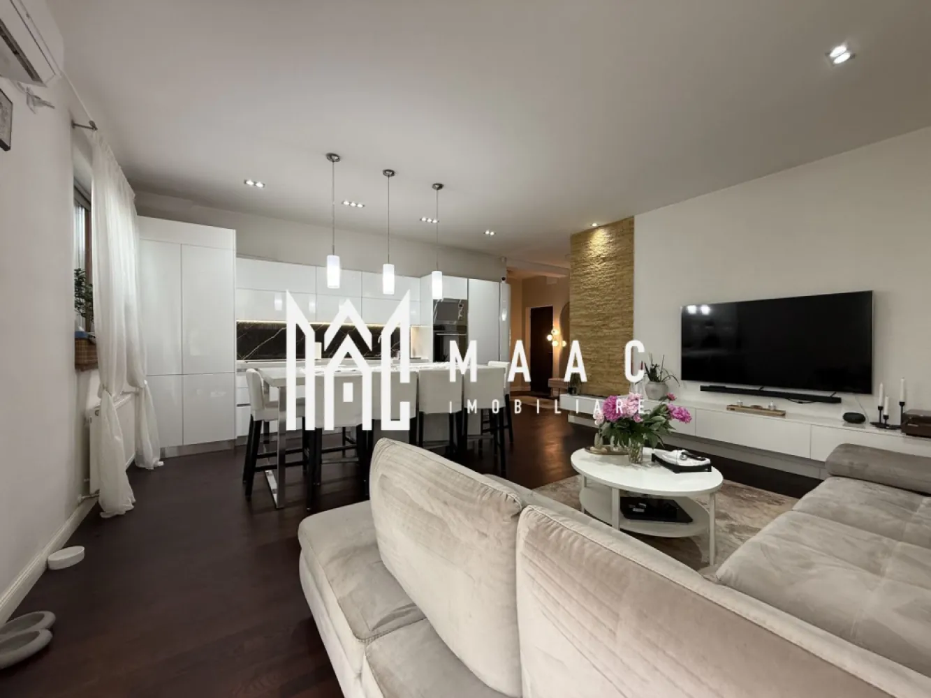 Apartament 3 camere | Gradina 159 MP | 2 Parcari | Selimbar - MAAC Imobiliare vă prezintă un apartament deosebit, situat într-una dintre cele mai apreciate zone rezidențiale din Șelimbăr – zona Brana. Apartamentul este amplasat la parter înalt, într-un imobil modern cu regim redus de înălțime având doar 4 apartamente pe nivel.

Cu o suprafață utilă de 85,4 mp, locuința beneficiază de o grădină proprie de 159 mp, amenajată cu atenție la detalii.

Compartimentare:
Living cu bucătărie open-space
Două dormitoare decomandate
Dormitor matrimonial cu dressing
Două băi, dintre care una prevăzută cu geam pentru aerisire naturală
Hol generos
Debara pentru depozitare

Dotări și finisaje:
Aer condiționat cu funcție inverter și încălzire
Bioșemineu decorativ
Parchet triplu stratificat din lemn masiv de stejar
Finisaje din travertin în ambele băi
Obiecte sanitare Grohe
Cabină de duș din sticlă securizată de 10 mm
Ferestre și ușă de terasă QFORT cu geam triplu
Instalație electrică realizată superior, cu circuite separate și număr extins de siguranțe
Sistem de alarmă pentru apartament
Bucătăria este realizată pe comandă de Rovere și este complet echipată cu electrocasnice Hotpoint Ariston. În zona de living regăsim mobilier de calitate, inclusiv canapea Rovere, iar locuința beneficiază de mașină de spălat rufe și uscător AEG.

Curtea proprie reprezintă unul dintre marile avantaje ale proprietății:
Suprafață de 159 mp
Acces direct prin poartă privată
Magazie pentru depozitare
Plante ornamentale și spații verzi atent întreținute
Sistem automat de irigare
Robot automat pentru tuns gazonul
Iluminat ornamental pentru grădină

Beneficii suplimentare:
Două locuri de parcare incluse în preț (aproximativ 30 mp)
Stație pentru încărcarea autovehiculelor electrice
Posibilitatea închirierii unui al treilea loc de parcare
Canalizare separată față de restul imobilului
Sistem de supraveghere video pentru întregul imobil și pentru proprietate
Izolație termică și fonică foarte bună

Localizarea excelentă oferă acces rapid către Sibiu, centre comerciale, școli, grădinițe și toate punctele de interes ale zonei.

Pentru mai multe detalii sau pentru programarea unei vizionări, vă rugăm să contactați MAAC Imobiliare și să menționați ID-ul proprietății: CP3127080