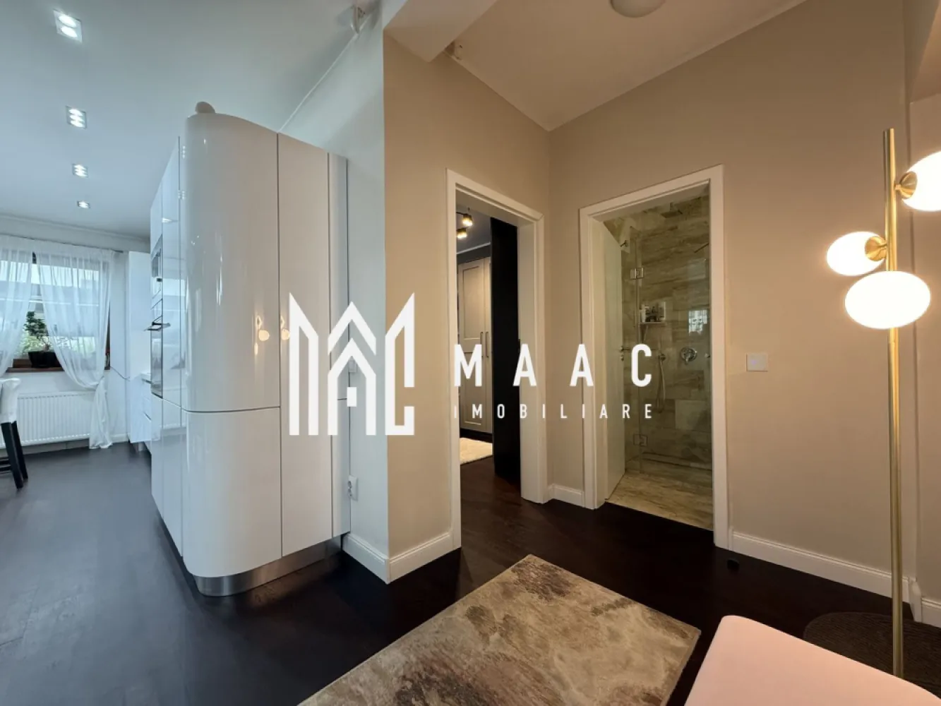Apartament 3 camere | Gradina 159 MP | 2 Parcari | Selimbar - MAAC Imobiliare vă prezintă un apartament deosebit, situat într-una dintre cele mai apreciate zone rezidențiale din Șelimbăr – zona Brana. Apartamentul este amplasat la parter înalt, într-un imobil modern cu regim redus de înălțime având doar 4 apartamente pe nivel.

Cu o suprafață utilă de 85,4 mp, locuința beneficiază de o grădină proprie de 159 mp, amenajată cu atenție la detalii.

Compartimentare:
Living cu bucătărie open-space
Două dormitoare decomandate
Dormitor matrimonial cu dressing
Două băi, dintre care una prevăzută cu geam pentru aerisire naturală
Hol generos
Debara pentru depozitare

Dotări și finisaje:
Aer condiționat cu funcție inverter și încălzire
Bioșemineu decorativ
Parchet triplu stratificat din lemn masiv de stejar
Finisaje din travertin în ambele băi
Obiecte sanitare Grohe
Cabină de duș din sticlă securizată de 10 mm
Ferestre și ușă de terasă QFORT cu geam triplu
Instalație electrică realizată superior, cu circuite separate și număr extins de siguranțe
Sistem de alarmă pentru apartament
Bucătăria este realizată pe comandă de Rovere și este complet echipată cu electrocasnice Hotpoint Ariston. În zona de living regăsim mobilier de calitate, inclusiv canapea Rovere, iar locuința beneficiază de mașină de spălat rufe și uscător AEG.

Curtea proprie reprezintă unul dintre marile avantaje ale proprietății:
Suprafață de 159 mp
Acces direct prin poartă privată
Magazie pentru depozitare
Plante ornamentale și spații verzi atent întreținute
Sistem automat de irigare
Robot automat pentru tuns gazonul
Iluminat ornamental pentru grădină

Beneficii suplimentare:
Două locuri de parcare incluse în preț (aproximativ 30 mp)
Stație pentru încărcarea autovehiculelor electrice
Posibilitatea închirierii unui al treilea loc de parcare
Canalizare separată față de restul imobilului
Sistem de supraveghere video pentru întregul imobil și pentru proprietate
Izolație termică și fonică foarte bună

Localizarea excelentă oferă acces rapid către Sibiu, centre comerciale, școli, grădinițe și toate punctele de interes ale zonei.

Pentru mai multe detalii sau pentru programarea unei vizionări, vă rugăm să contactați MAAC Imobiliare și să menționați ID-ul proprietății: CP3127080