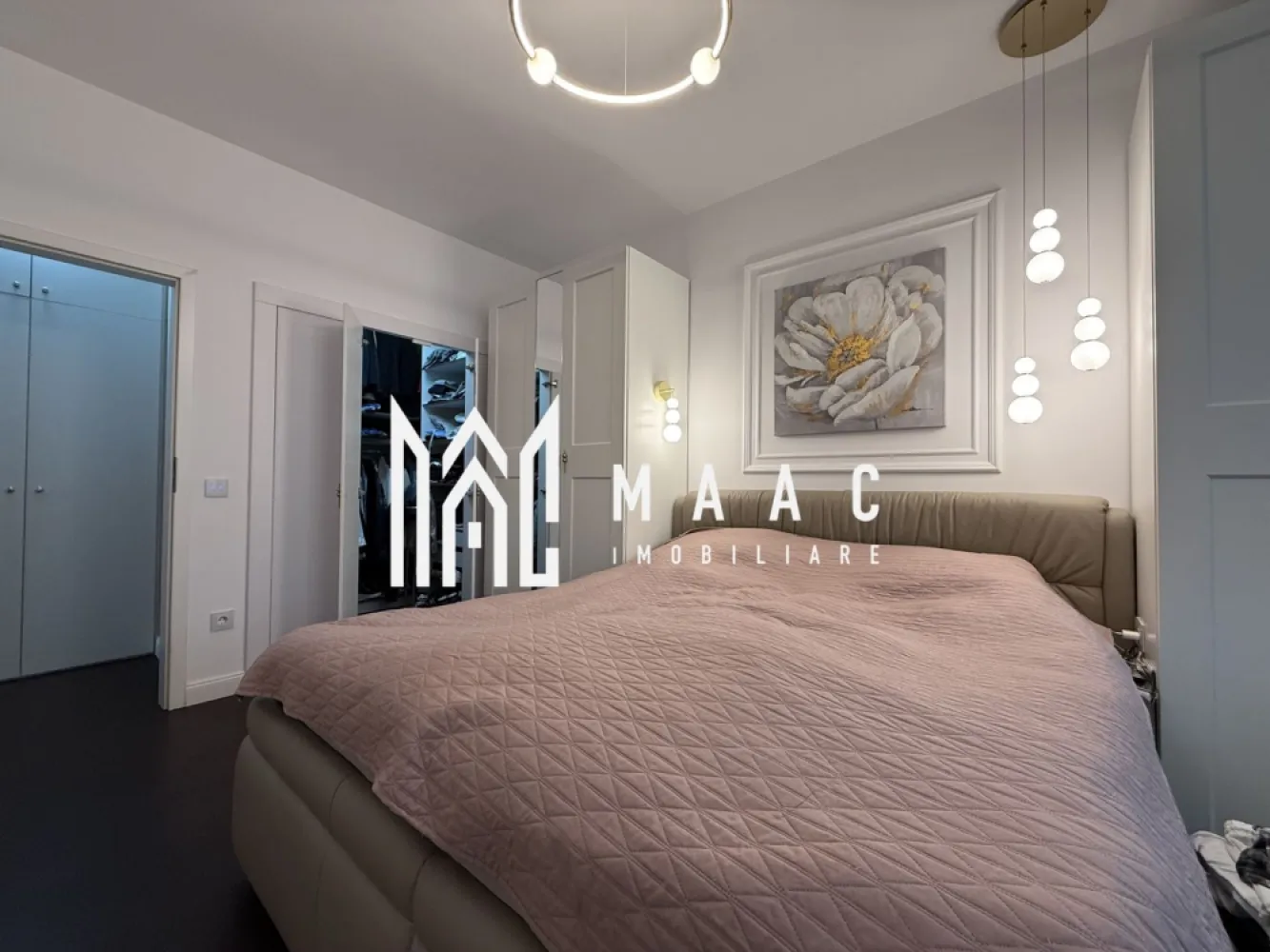 Apartament 3 camere | Gradina 159 MP | 2 Parcari | Selimbar - MAAC Imobiliare vă prezintă un apartament deosebit, situat într-una dintre cele mai apreciate zone rezidențiale din Șelimbăr – zona Brana. Apartamentul este amplasat la parter înalt, într-un imobil modern cu regim redus de înălțime având doar 4 apartamente pe nivel.

Cu o suprafață utilă de 85,4 mp, locuința beneficiază de o grădină proprie de 159 mp, amenajată cu atenție la detalii.

Compartimentare:
Living cu bucătărie open-space
Două dormitoare decomandate
Dormitor matrimonial cu dressing
Două băi, dintre care una prevăzută cu geam pentru aerisire naturală
Hol generos
Debara pentru depozitare

Dotări și finisaje:
Aer condiționat cu funcție inverter și încălzire
Bioșemineu decorativ
Parchet triplu stratificat din lemn masiv de stejar
Finisaje din travertin în ambele băi
Obiecte sanitare Grohe
Cabină de duș din sticlă securizată de 10 mm
Ferestre și ușă de terasă QFORT cu geam triplu
Instalație electrică realizată superior, cu circuite separate și număr extins de siguranțe
Sistem de alarmă pentru apartament
Bucătăria este realizată pe comandă de Rovere și este complet echipată cu electrocasnice Hotpoint Ariston. În zona de living regăsim mobilier de calitate, inclusiv canapea Rovere, iar locuința beneficiază de mașină de spălat rufe și uscător AEG.

Curtea proprie reprezintă unul dintre marile avantaje ale proprietății:
Suprafață de 159 mp
Acces direct prin poartă privată
Magazie pentru depozitare
Plante ornamentale și spații verzi atent întreținute
Sistem automat de irigare
Robot automat pentru tuns gazonul
Iluminat ornamental pentru grădină

Beneficii suplimentare:
Două locuri de parcare incluse în preț (aproximativ 30 mp)
Stație pentru încărcarea autovehiculelor electrice
Posibilitatea închirierii unui al treilea loc de parcare
Canalizare separată față de restul imobilului
Sistem de supraveghere video pentru întregul imobil și pentru proprietate
Izolație termică și fonică foarte bună

Localizarea excelentă oferă acces rapid către Sibiu, centre comerciale, școli, grădinițe și toate punctele de interes ale zonei.

Pentru mai multe detalii sau pentru programarea unei vizionări, vă rugăm să contactați MAAC Imobiliare și să menționați ID-ul proprietății: CP3127080