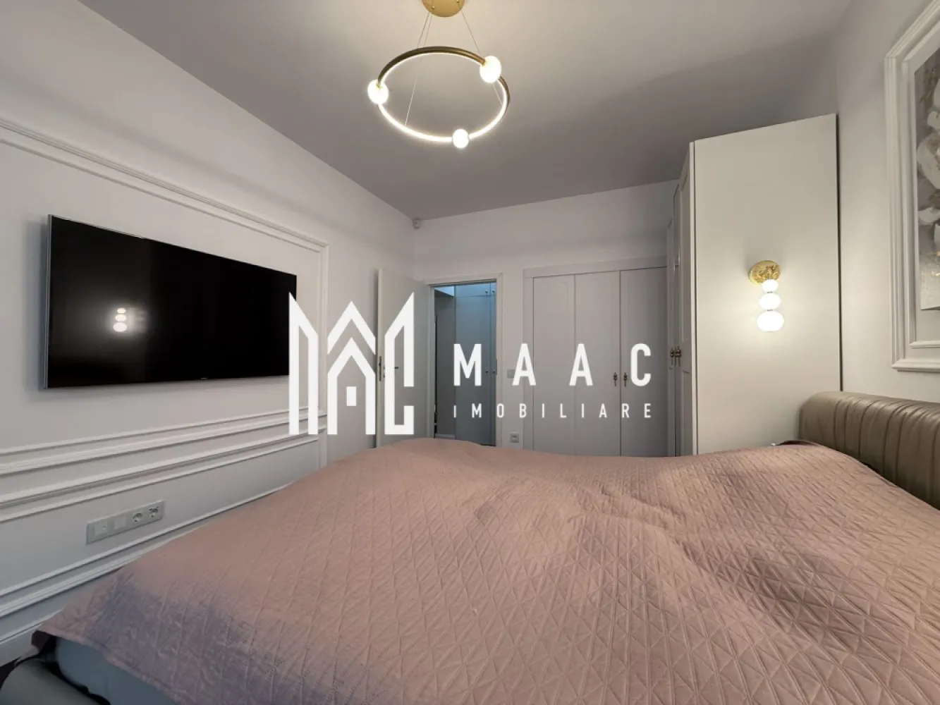 Apartament 3 camere | Gradina 159 MP | 2 Parcari | Selimbar - MAAC Imobiliare vă prezintă un apartament deosebit, situat într-una dintre cele mai apreciate zone rezidențiale din Șelimbăr – zona Brana. Apartamentul este amplasat la parter înalt, într-un imobil modern cu regim redus de înălțime având doar 4 apartamente pe nivel.

Cu o suprafață utilă de 85,4 mp, locuința beneficiază de o grădină proprie de 159 mp, amenajată cu atenție la detalii.

Compartimentare:
Living cu bucătărie open-space
Două dormitoare decomandate
Dormitor matrimonial cu dressing
Două băi, dintre care una prevăzută cu geam pentru aerisire naturală
Hol generos
Debara pentru depozitare

Dotări și finisaje:
Aer condiționat cu funcție inverter și încălzire
Bioșemineu decorativ
Parchet triplu stratificat din lemn masiv de stejar
Finisaje din travertin în ambele băi
Obiecte sanitare Grohe
Cabină de duș din sticlă securizată de 10 mm
Ferestre și ușă de terasă QFORT cu geam triplu
Instalație electrică realizată superior, cu circuite separate și număr extins de siguranțe
Sistem de alarmă pentru apartament
Bucătăria este realizată pe comandă de Rovere și este complet echipată cu electrocasnice Hotpoint Ariston. În zona de living regăsim mobilier de calitate, inclusiv canapea Rovere, iar locuința beneficiază de mașină de spălat rufe și uscător AEG.

Curtea proprie reprezintă unul dintre marile avantaje ale proprietății:
Suprafață de 159 mp
Acces direct prin poartă privată
Magazie pentru depozitare
Plante ornamentale și spații verzi atent întreținute
Sistem automat de irigare
Robot automat pentru tuns gazonul
Iluminat ornamental pentru grădină

Beneficii suplimentare:
Două locuri de parcare incluse în preț (aproximativ 30 mp)
Stație pentru încărcarea autovehiculelor electrice
Posibilitatea închirierii unui al treilea loc de parcare
Canalizare separată față de restul imobilului
Sistem de supraveghere video pentru întregul imobil și pentru proprietate
Izolație termică și fonică foarte bună

Localizarea excelentă oferă acces rapid către Sibiu, centre comerciale, școli, grădinițe și toate punctele de interes ale zonei.

Pentru mai multe detalii sau pentru programarea unei vizionări, vă rugăm să contactați MAAC Imobiliare și să menționați ID-ul proprietății: CP3127080