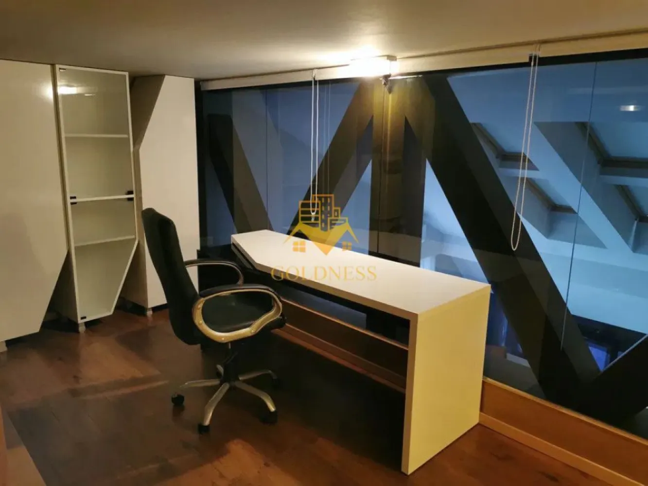 Penthouse, 3 camere, modern, parcare Manastur zona Campului, Mehedinti - GOLDNESS Imobiliare vă propune spre închiriere un apartament cu 3 camere complet mobilat și utilat, la etajul 2 într-un imobil de 2 etaje, în cartierul Manastur.
 
Apartamentul este compartimentat astfel:
 - dormitor cu pat matrimonial, dressing, noptiere

 - camera amenajata ca birou, spatiu pentru depozitare

 - living cu bucatarie open-space complet utilată, canapea extensibilă, loc de servit masa 

 - baie cu cada, calorifer port prosop inox și dulap pentru depozitare.

 - baie de serviciu 

 - 2 balcoane de 4 mp

Imobilul este dotat cu toate cele necesare- centrală proprie, mașină de spălat haine, frigider, plită electrică, hotă, etc. 
Se află în apropierea stațiilor de transport în comun, magazine, restaurante, spații verzi, farmacii, etc. 

Dispune de loc de parcare!

Dacă sunteți interesați de acest apartament și doriți să îl vizionați, dar și pentru alte oferte nu ezitați să ne contactați telefonic sau prin e-mail. Vă stăm la dispoziție!
