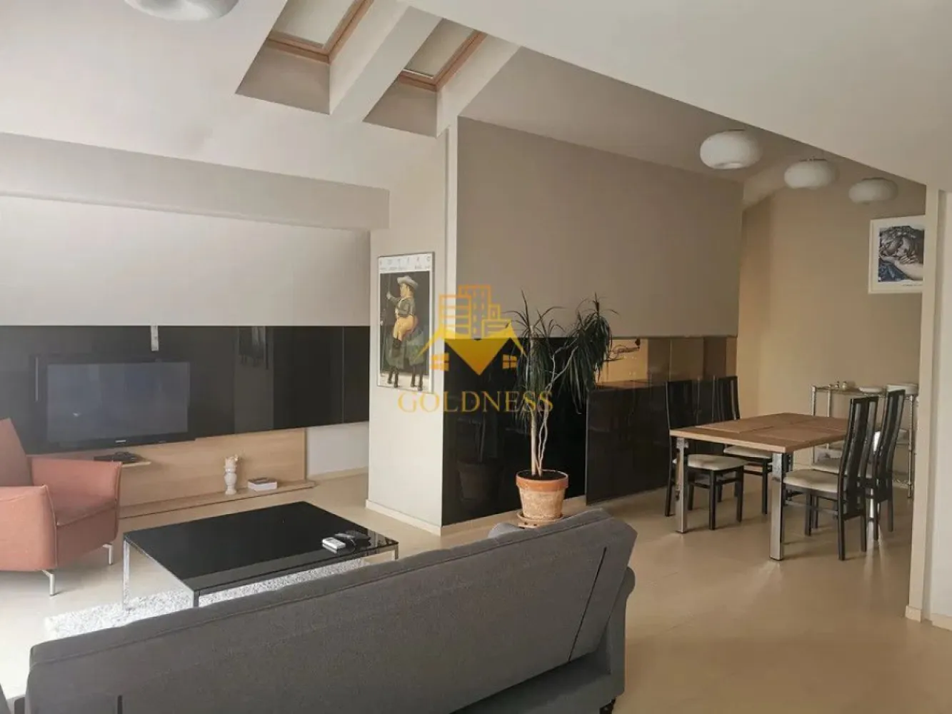 Penthouse, 3 camere, modern, parcare Manastur zona Campului, Mehedinti - GOLDNESS Imobiliare vă propune spre închiriere un apartament cu 3 camere complet mobilat și utilat, la etajul 2 într-un imobil de 2 etaje, în cartierul Manastur.
 
Apartamentul este compartimentat astfel:
 - dormitor cu pat matrimonial, dressing, noptiere

 - camera amenajata ca birou, spatiu pentru depozitare

 - living cu bucatarie open-space complet utilată, canapea extensibilă, loc de servit masa 

 - baie cu cada, calorifer port prosop inox și dulap pentru depozitare.

 - baie de serviciu 

 - 2 balcoane de 4 mp

Imobilul este dotat cu toate cele necesare- centrală proprie, mașină de spălat haine, frigider, plită electrică, hotă, etc. 
Se află în apropierea stațiilor de transport în comun, magazine, restaurante, spații verzi, farmacii, etc. 

Dispune de loc de parcare!

Dacă sunteți interesați de acest apartament și doriți să îl vizionați, dar și pentru alte oferte nu ezitați să ne contactați telefonic sau prin e-mail. Vă stăm la dispoziție!