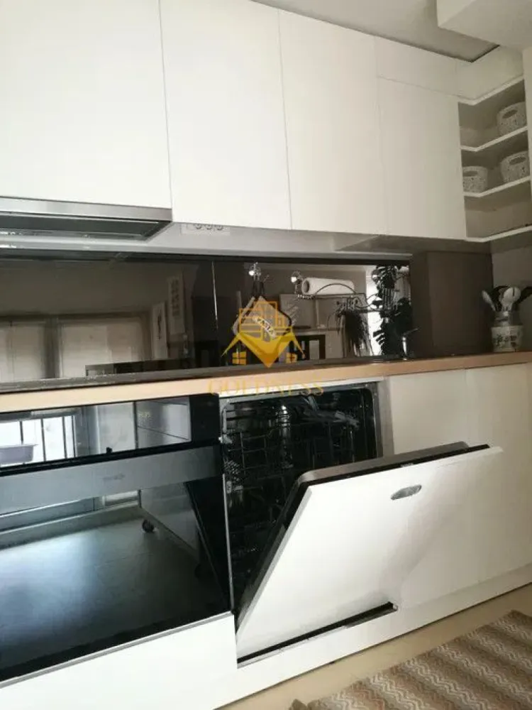 Penthouse, 3 camere, modern, parcare Manastur zona Campului, Mehedinti - GOLDNESS Imobiliare vă propune spre închiriere un apartament cu 3 camere complet mobilat și utilat, la etajul 2 într-un imobil de 2 etaje, în cartierul Manastur.
 
Apartamentul este compartimentat astfel:
 - dormitor cu pat matrimonial, dressing, noptiere

 - camera amenajata ca birou, spatiu pentru depozitare

 - living cu bucatarie open-space complet utilată, canapea extensibilă, loc de servit masa 

 - baie cu cada, calorifer port prosop inox și dulap pentru depozitare.

 - baie de serviciu 

 - 2 balcoane de 4 mp

Imobilul este dotat cu toate cele necesare- centrală proprie, mașină de spălat haine, frigider, plită electrică, hotă, etc. 
Se află în apropierea stațiilor de transport în comun, magazine, restaurante, spații verzi, farmacii, etc. 

Dispune de loc de parcare!

Dacă sunteți interesați de acest apartament și doriți să îl vizionați, dar și pentru alte oferte nu ezitați să ne contactați telefonic sau prin e-mail. Vă stăm la dispoziție!