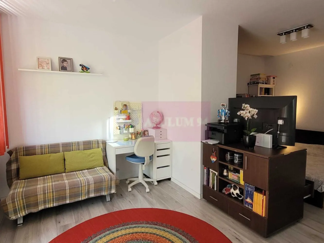 Studio Brancusi Drumul Taberei - Agentia Imobiliara Apulum 94, va propune spre vanzare,
Garsoniera tip studio in Drumul Taberei Brancusi.
Decomandata, etaj 1/4, suprafata 43mp (37.56 mp utili + 5.29 mp balcon)
Studioul se vinde complet mobilat ca in fotografii cu exceptia bibliotecilor, dulapurilor inalte din living, mobilierului de balcon si biroului alb.
Bucatarie complet mobilata si utilata, masina de spalat vase Bosch, frigider in garantie Grundig, aer conditionat Grundig.
Studioul dispunde de un dressing mare in hol, unul in zona de dormitor, pantofare Ikea
Centrala de scara (fara probleme cu apa calda si caldura)
Boxa in folosinta la subsolul blocului.
Statie de autobuz in fata blocului. 
400m distanta pana la gura de metrou.