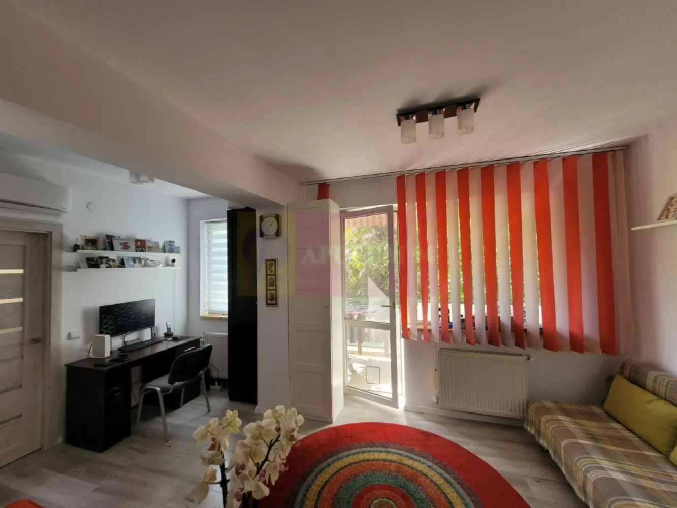 Studio Brancusi Drumul Taberei - Agentia Imobiliara Apulum 94, va propune spre vanzare,
Garsoniera tip studio in Drumul Taberei Brancusi.
Decomandata, etaj 1/4, suprafata 43mp (37.56 mp utili + 5.29 mp balcon)
Studioul se vinde complet mobilat ca in fotografii cu exceptia bibliotecilor, dulapurilor inalte din living, mobilierului de balcon si biroului alb.
Bucatarie complet mobilata si utilata, masina de spalat vase Bosch, frigider in garantie Grundig, aer conditionat Grundig.
Studioul dispunde de un dressing mare in hol, unul in zona de dormitor, pantofare Ikea
Centrala de scara (fara probleme cu apa calda si caldura)
Boxa in folosinta la subsolul blocului.
Statie de autobuz in fata blocului. 
400m distanta pana la gura de metrou.