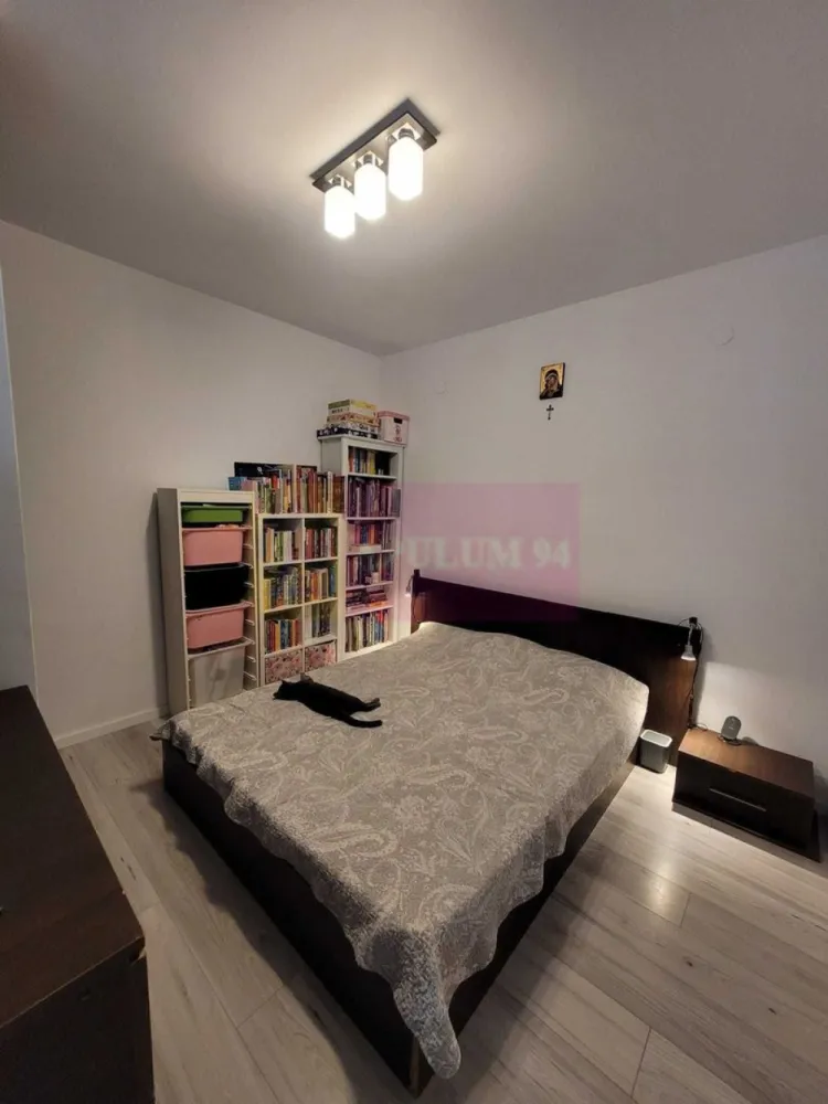 Studio Brancusi Drumul Taberei - Agentia Imobiliara Apulum 94, va propune spre vanzare,
Garsoniera tip studio in Drumul Taberei Brancusi.
Decomandata, etaj 1/4, suprafata 43mp (37.56 mp utili + 5.29 mp balcon)
Studioul se vinde complet mobilat ca in fotografii cu exceptia bibliotecilor, dulapurilor inalte din living, mobilierului de balcon si biroului alb.
Bucatarie complet mobilata si utilata, masina de spalat vase Bosch, frigider in garantie Grundig, aer conditionat Grundig.
Studioul dispunde de un dressing mare in hol, unul in zona de dormitor, pantofare Ikea
Centrala de scara (fara probleme cu apa calda si caldura)
Boxa in folosinta la subsolul blocului.
Statie de autobuz in fata blocului. 
400m distanta pana la gura de metrou.