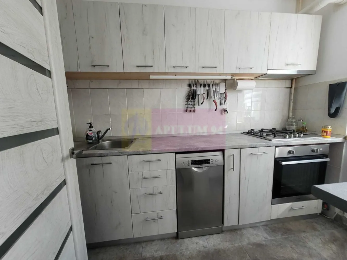 Studio Brancusi Drumul Taberei - Agentia Imobiliara Apulum 94, va propune spre vanzare,
Garsoniera tip studio in Drumul Taberei Brancusi.
Decomandata, etaj 1/4, suprafata 43mp (37.56 mp utili + 5.29 mp balcon)
Studioul se vinde complet mobilat ca in fotografii cu exceptia bibliotecilor, dulapurilor inalte din living, mobilierului de balcon si biroului alb.
Bucatarie complet mobilata si utilata, masina de spalat vase Bosch, frigider in garantie Grundig, aer conditionat Grundig.
Studioul dispunde de un dressing mare in hol, unul in zona de dormitor, pantofare Ikea
Centrala de scara (fara probleme cu apa calda si caldura)
Boxa in folosinta la subsolul blocului.
Statie de autobuz in fata blocului. 
400m distanta pana la gura de metrou.