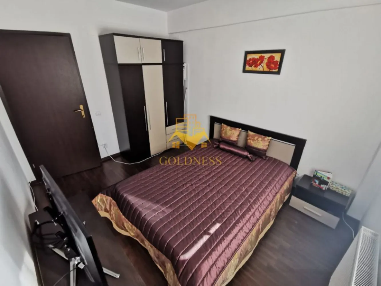 2 camere, Zorilor, PET FRIENDLY, Zona Leroy Merlin, Eugen Ionesco - GOLDNESS Imobiliare vă propune spre închiriere un apartament cu 2 camere complet mobilat și utilat, la parter într-un imobil de 4 etaje, în cartierul Zorilor . 

Apartamentul este compartimentat astfel:
 - dormitor cu pat matrimonial, dressing, noptiere
 - living cu bucatarie open-space complet utilată, canapea extensibla, loc de servit masa 
 - baie cu cana, calorifer port prosop inox și dulap pentru depozitare.

Imobilul este dotat cu toate cele necesare- centrală proprie, mașină de spălat haine și vase, frigider, plită electrică, hotă, TV, etc. 
Se află în apropierea stațiilor de transport în comun, magazine, restaurante, spații verzi, farmacii, etc. 

Dacă sunteți interesați de acest apartament și doriți să îl vizionați, dar și pentru alte oferte sau detalii nu ezitați să ne contactați telefonic sau prin e-mail - goldnessimobiliare@gmail.com. Vă stăm la dispoziție!
Pentru intermediere se percepe un comision de 50% din prețul chiriei!