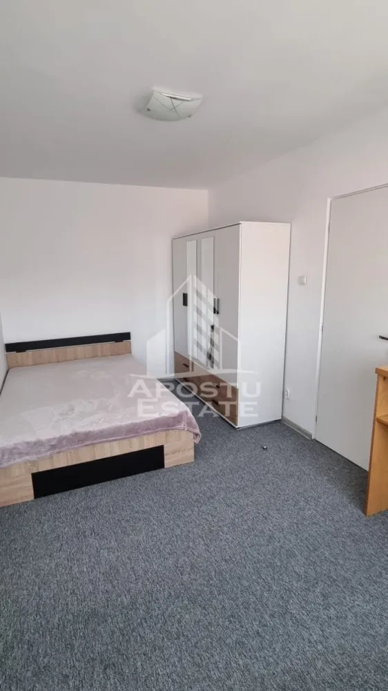 Apartament 2 camere de inchiriat, zona Sagului, Timisoara - Agentia imobiliara APOSTU ESTATE va propune spre inchiriere un apartament cu 2 camere, spatios si luminos, situat in zona Sagului, o zona linistita si bine pozitionata din Timisoara,Timis. Potrivit pentru cupluri,familii , tineri care isi doresc o locuinta unde sa se simta confortabil si cu acces facil catre scoli, statii de autobuz, supermarketuri , magazine de zona, parcuri.

Suprafata utila: 40 mp 
Compartimentare eficienta:
-Hol de acces generos
-Bucatarie complet mobilata si utilata
-Dormitor mobilat si utilat
-Baia este dotata cu cada 

Confort si facilitati:
-Incalzirea apartamentului: colterm
-Apartamentul este complet mobilat si utilat

Localizare:
-Timis,Timisoara, zona Sagului – acces facil spre magazine, supermarketul Kaufland, scoli, parcuri si mijloace de transport in comun.

Ideal pentru:
-Familii
-Cupluri
-Tineri

Disponibilitate: imediata
Pret chirie lunara: 300€
Programeaza o vizionare pentru a-ti putea imagina viitorul aici!
ID intern: CP3010940