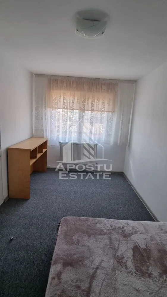 Apartament 2 camere de inchiriat, zona Sagului, Timisoara - Agentia imobiliara APOSTU ESTATE va propune spre inchiriere un apartament cu 2 camere, spatios si luminos, situat in zona Sagului, o zona linistita si bine pozitionata din Timisoara,Timis. Potrivit pentru cupluri,familii , tineri care isi doresc o locuinta unde sa se simta confortabil si cu acces facil catre scoli, statii de autobuz, supermarketuri , magazine de zona, parcuri.

Suprafata utila: 40 mp 
Compartimentare eficienta:
-Hol de acces generos
-Bucatarie complet mobilata si utilata
-Dormitor mobilat si utilat
-Baia este dotata cu cada 

Confort si facilitati:
-Incalzirea apartamentului: colterm
-Apartamentul este complet mobilat si utilat

Localizare:
-Timis,Timisoara, zona Sagului – acces facil spre magazine, supermarketul Kaufland, scoli, parcuri si mijloace de transport in comun.

Ideal pentru:
-Familii
-Cupluri
-Tineri

Disponibilitate: imediata
Pret chirie lunara: 300€
Programeaza o vizionare pentru a-ti putea imagina viitorul aici!
ID intern: CP3010940
