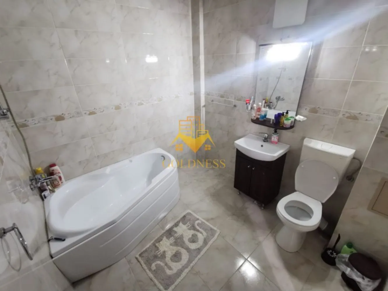 2 camere, Zorilor, PET FRIENDLY, Zona Leroy Merlin, Eugen Ionesco - GOLDNESS Imobiliare vă propune spre închiriere un apartament cu 2 camere complet mobilat și utilat, la parter într-un imobil de 4 etaje, în cartierul Zorilor . 

Apartamentul este compartimentat astfel:
 - dormitor cu pat matrimonial, dressing, noptiere
 - living cu bucatarie open-space complet utilată, canapea extensibla, loc de servit masa 
 - baie cu cana, calorifer port prosop inox și dulap pentru depozitare.

Imobilul este dotat cu toate cele necesare- centrală proprie, mașină de spălat haine și vase, frigider, plită electrică, hotă, TV, etc. 
Se află în apropierea stațiilor de transport în comun, magazine, restaurante, spații verzi, farmacii, etc. 

Dacă sunteți interesați de acest apartament și doriți să îl vizionați, dar și pentru alte oferte sau detalii nu ezitați să ne contactați telefonic sau prin e-mail - goldnessimobiliare@gmail.com. Vă stăm la dispoziție!
Pentru intermediere se percepe un comision de 50% din prețul chiriei!