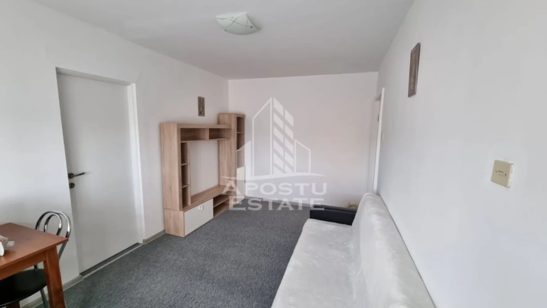 Apartament 2 camere de inchiriat, zona Sagului, Timisoara - Agentia imobiliara APOSTU ESTATE va propune spre inchiriere un apartament cu 2 camere, spatios si luminos, situat in zona Sagului, o zona linistita si bine pozitionata din Timisoara,Timis. Potrivit pentru cupluri,familii , tineri care isi doresc o locuinta unde sa se simta confortabil si cu acces facil catre scoli, statii de autobuz, supermarketuri , magazine de zona, parcuri.

Suprafata utila: 40 mp 
Compartimentare eficienta:
-Hol de acces generos
-Bucatarie complet mobilata si utilata
-Dormitor mobilat si utilat
-Baia este dotata cu cada 

Confort si facilitati:
-Incalzirea apartamentului: colterm
-Apartamentul este complet mobilat si utilat

Localizare:
-Timis,Timisoara, zona Sagului – acces facil spre magazine, supermarketul Kaufland, scoli, parcuri si mijloace de transport in comun.

Ideal pentru:
-Familii
-Cupluri
-Tineri

Disponibilitate: imediata
Pret chirie lunara: 300€
Programeaza o vizionare pentru a-ti putea imagina viitorul aici!
ID intern: CP3010940