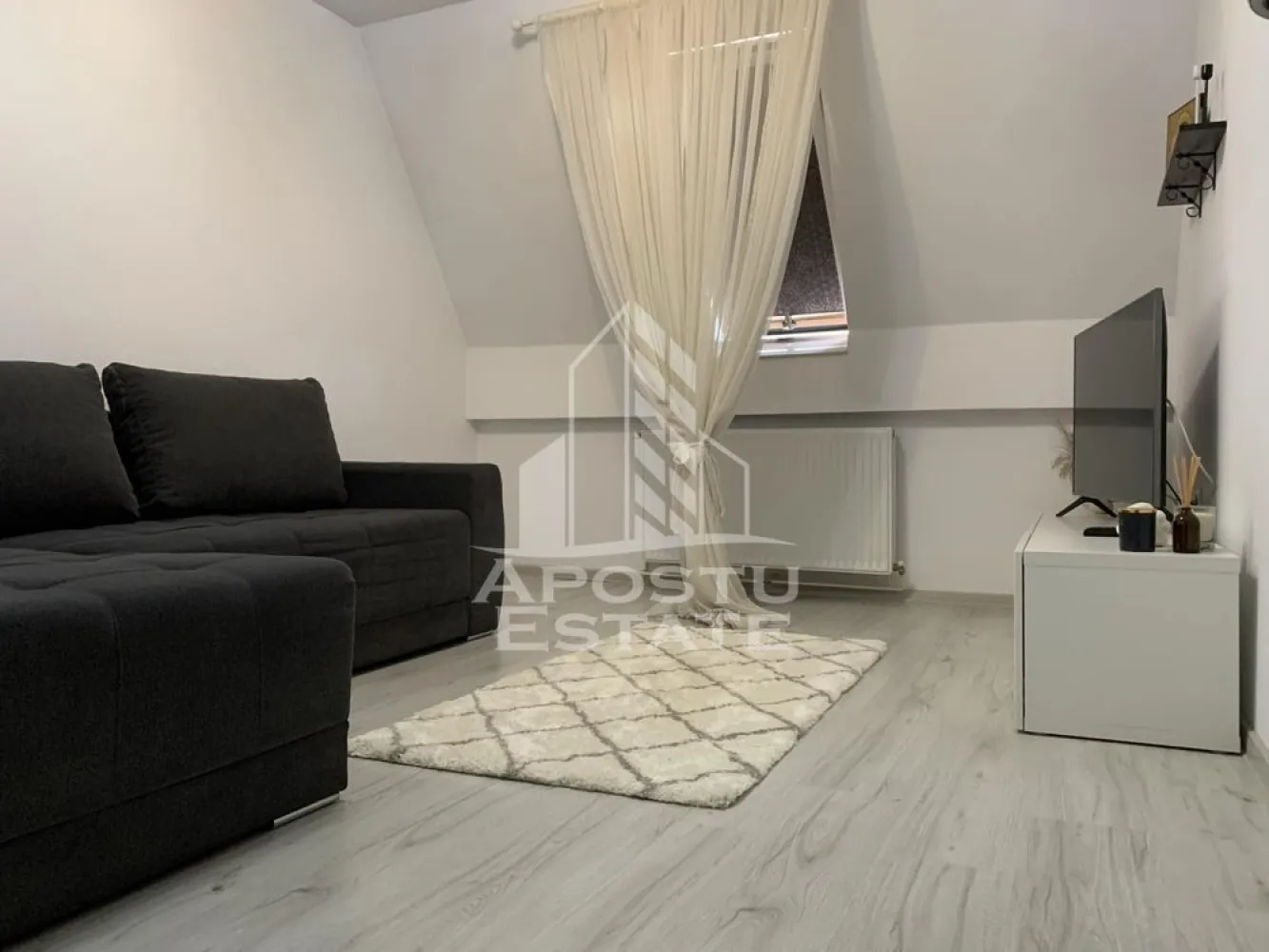 Apartament cu 1 camera,de închiriat , zona Torontalului - APOSTU ESTATE va propune spre inchiriere un apartament s elegant, cu 1 camera, situat intr-o zona linistita si bine conectata din Timisoara, ideal pentru persoane care doresc un spatiu confortabil.

Suprafata utila: 27 mp

Compartimentare eficienta:
Hol de acces generos
Bucatarie complet mobilata si utilata, cu loc de luat masa
Living luminos si spatios
Baie cu cada si geam pentru ventilatie naturala

Confort si facilitati:
Centrala termica proprie pe gaz
Aer conditionat
Apartamentul este complet mobilat si utilat de către proprietar 
Localizare: Zona Torontalului– liniste, acces facil spre oras, in apropiere de magazine, scoli si mijloace de transport in comun.
Disponibil 1 august 

Pret chirie: 300 euro
Programeaza o vizionare!
ID intern: CP2813291