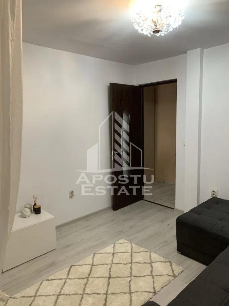 Apartament cu 1 camera,de închiriat , zona Torontalului - APOSTU ESTATE va propune spre inchiriere un apartament s elegant, cu 1 camera, situat intr-o zona linistita si bine conectata din Timisoara, ideal pentru persoane care doresc un spatiu confortabil.

Suprafata utila: 27 mp

Compartimentare eficienta:
Hol de acces generos
Bucatarie complet mobilata si utilata, cu loc de luat masa
Living luminos si spatios
Baie cu cada si geam pentru ventilatie naturala

Confort si facilitati:
Centrala termica proprie pe gaz
Aer conditionat
Apartamentul este complet mobilat si utilat de către proprietar 
Localizare: Zona Torontalului– liniste, acces facil spre oras, in apropiere de magazine, scoli si mijloace de transport in comun.
Disponibil 1 august 

Pret chirie: 300 euro
Programeaza o vizionare!
ID intern: CP2813291