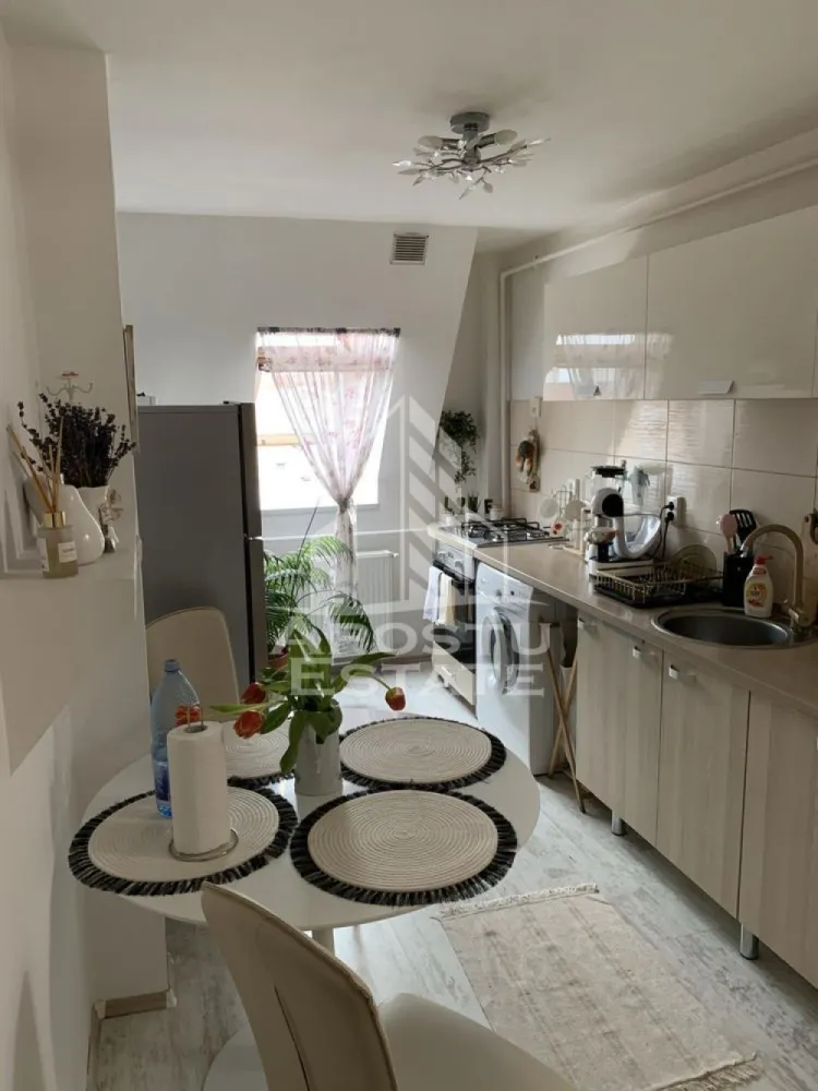 Apartament cu 1 camera,de închiriat , zona Torontalului - APOSTU ESTATE va propune spre inchiriere un apartament s elegant, cu 1 camera, situat intr-o zona linistita si bine conectata din Timisoara, ideal pentru persoane care doresc un spatiu confortabil.

Suprafata utila: 27 mp

Compartimentare eficienta:
Hol de acces generos
Bucatarie complet mobilata si utilata, cu loc de luat masa
Living luminos si spatios
Baie cu cada si geam pentru ventilatie naturala

Confort si facilitati:
Centrala termica proprie pe gaz
Aer conditionat
Apartamentul este complet mobilat si utilat de către proprietar 
Localizare: Zona Torontalului– liniste, acces facil spre oras, in apropiere de magazine, scoli si mijloace de transport in comun.
Disponibil 1 august 

Pret chirie: 300 euro
Programeaza o vizionare!
ID intern: CP2813291