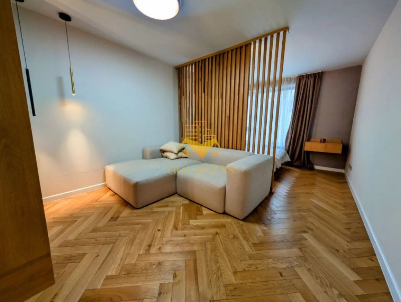 1 Camera Semidecomandata, Premium, Gheorgheni, Constantin Brancusi - GOLDNESS Imobiliare vă propune spre inchiriere un apartament de lux cu 1 cameră semidecomandată, situat la etajul 3 al unui imobil de 6 etaje, în cartierul Gheorgheni, zona Constantin Brâncuși.
Apartamentul este ultramodern, complet mobilat și utilat, ideal pentru o persoană sau un cuplu.
Se află într-o zonă excelentă, cu acces facil la stații de transport în comun, magazine, restaurante și spații verzi.
Apartamentul este compartimentat astfel:
 * Living: colțar extensibil, masă dining.
 * Bucătărie: plită electrică, hotă, cuptor electric, frigider.
 * Dormitor: pat matrimonial.
 * Baie: cabină duș.
 * Dressing.
Dacă sunteți interesați de acest apartament și doriți să îl vizionați, dar și pentru alte oferte nu ezitați să ne contactați telefonic sau prin e-mail. Vă stăm la dispoziție!
Pentru intermediere se percepe un comision de 50% din prețul chiriei!