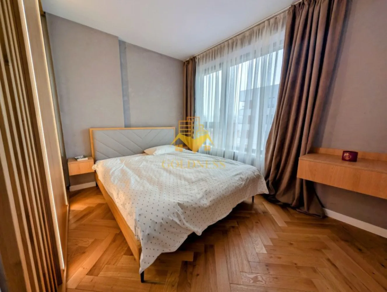 1 Camera Semidecomandata, Premium, Gheorgheni, Constantin Brancusi - GOLDNESS Imobiliare vă propune spre inchiriere un apartament de lux cu 1 cameră semidecomandată, situat la etajul 3 al unui imobil de 6 etaje, în cartierul Gheorgheni, zona Constantin Brâncuși.
Apartamentul este ultramodern, complet mobilat și utilat, ideal pentru o persoană sau un cuplu.
Se află într-o zonă excelentă, cu acces facil la stații de transport în comun, magazine, restaurante și spații verzi.
Apartamentul este compartimentat astfel:
 * Living: colțar extensibil, masă dining.
 * Bucătărie: plită electrică, hotă, cuptor electric, frigider.
 * Dormitor: pat matrimonial.
 * Baie: cabină duș.
 * Dressing.
Dacă sunteți interesați de acest apartament și doriți să îl vizionați, dar și pentru alte oferte nu ezitați să ne contactați telefonic sau prin e-mail. Vă stăm la dispoziție!
Pentru intermediere se percepe un comision de 50% din prețul chiriei!