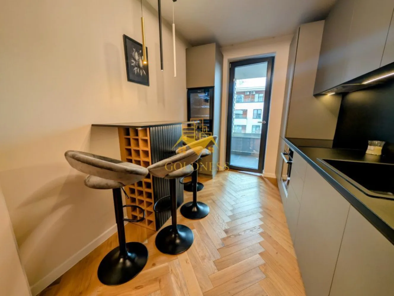 1 Camera Semidecomandata, Premium, Gheorgheni, Constantin Brancusi - GOLDNESS Imobiliare vă propune spre inchiriere un apartament de lux cu 1 cameră semidecomandată, situat la etajul 3 al unui imobil de 6 etaje, în cartierul Gheorgheni, zona Constantin Brâncuși.
Apartamentul este ultramodern, complet mobilat și utilat, ideal pentru o persoană sau un cuplu.
Se află într-o zonă excelentă, cu acces facil la stații de transport în comun, magazine, restaurante și spații verzi.
Apartamentul este compartimentat astfel:
 * Living: colțar extensibil, masă dining.
 * Bucătărie: plită electrică, hotă, cuptor electric, frigider.
 * Dormitor: pat matrimonial.
 * Baie: cabină duș.
 * Dressing.
Dacă sunteți interesați de acest apartament și doriți să îl vizionați, dar și pentru alte oferte nu ezitați să ne contactați telefonic sau prin e-mail. Vă stăm la dispoziție!
Pentru intermediere se percepe un comision de 50% din prețul chiriei!