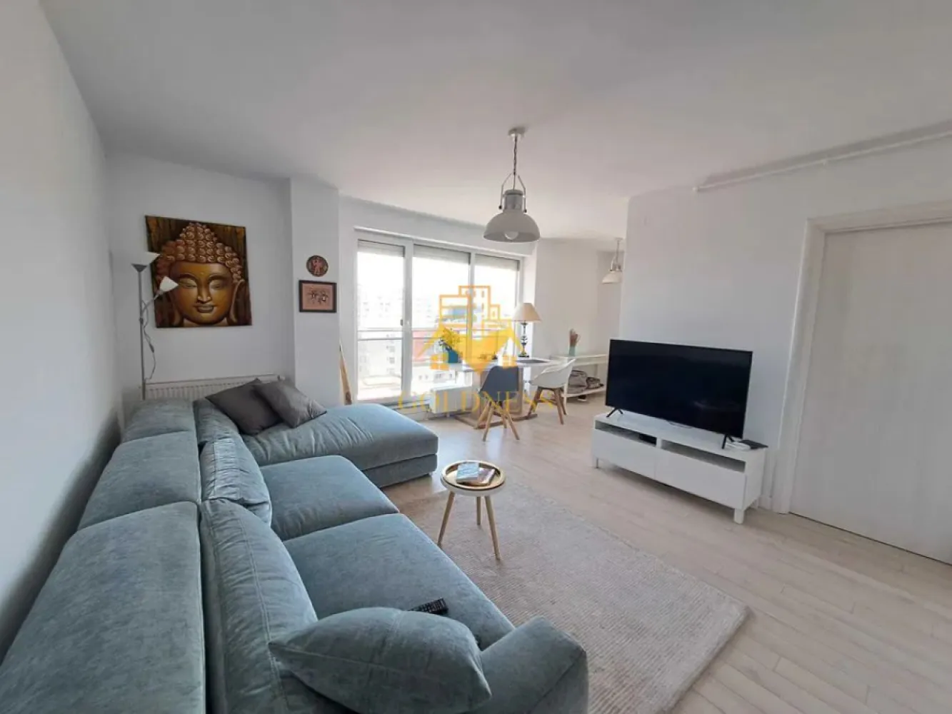 2 camere, Marasti, Zona Dorobantilor, FSEGA, Gheorgheni, Iulius Mall - GOLDNESS Imobiliare vă propune spre închiriere un apartament cu 2 camere complet mobilat și utilat, la etajul 3 într-un imobil de 4 etaje, în Cartierul Marasti.
Se află în apropierea stațiilor de transport în comun, magazine, restaurante, spații verzi, farmacii, etc. 

Apartamentul este compartimentat astfel:
 - dormitor cu pat matrimonial, dressing, noptiere
 - living cu bucatarie open space complet utilată și mobilată, canapea extensibilă, loc de servit masa 
 - baie dus walk-in,, calorifer port prosop și dulap pentru depozitare.
 - balcon 7 mp .

Imobilul este dotat cu toate cele necesare- centrală proprie, frigider, aragaz, hotă, mașină de spălat haine, etc. 

Dacă sunteți interesați de acest apartament și doriți să îl vizionați, dar și pentru alte oferte nu ezitați să ne contactați telefonic sau prin e-mail. Vă stăm la dispoziție!
Pentru intermediere se percepe un comision de 50% din prețul chiriei!
