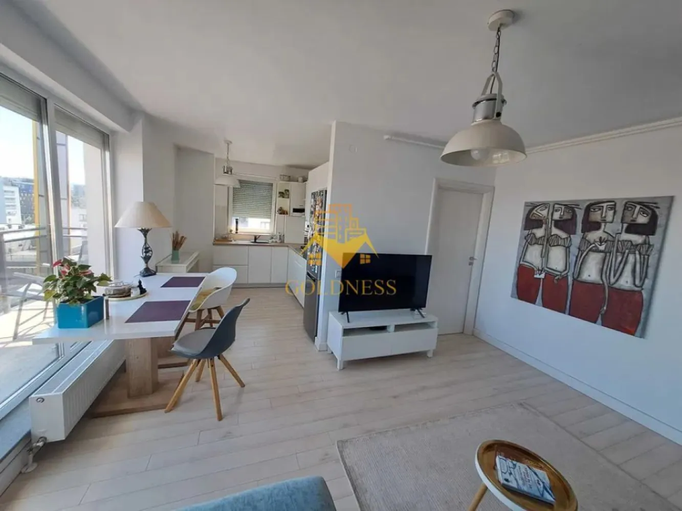 2 camere, Marasti, Zona Dorobantilor, FSEGA, Gheorgheni, Iulius Mall - GOLDNESS Imobiliare vă propune spre închiriere un apartament cu 2 camere complet mobilat și utilat, la etajul 3 într-un imobil de 4 etaje, în Cartierul Marasti.
Se află în apropierea stațiilor de transport în comun, magazine, restaurante, spații verzi, farmacii, etc. 

Apartamentul este compartimentat astfel:
 - dormitor cu pat matrimonial, dressing, noptiere
 - living cu bucatarie open space complet utilată și mobilată, canapea extensibilă, loc de servit masa 
 - baie dus walk-in,, calorifer port prosop și dulap pentru depozitare.
 - balcon 7 mp .

Imobilul este dotat cu toate cele necesare- centrală proprie, frigider, aragaz, hotă, mașină de spălat haine, etc. 

Dacă sunteți interesați de acest apartament și doriți să îl vizionați, dar și pentru alte oferte nu ezitați să ne contactați telefonic sau prin e-mail. Vă stăm la dispoziție!
Pentru intermediere se percepe un comision de 50% din prețul chiriei!