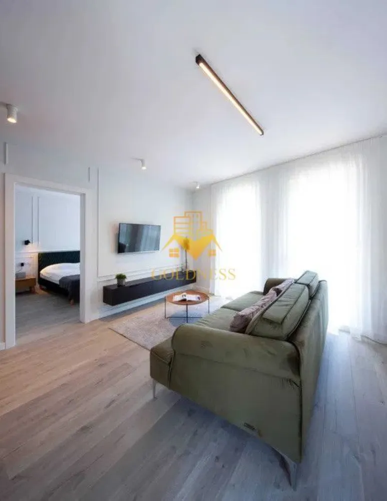 Apartament 2 camere LUX zona Horea - GOLDNESS Imobiliare va ofera spre inchiriere un apartament LUX in zona Horea. Apartamentul are o suprafata utila de 52 mp si se afla la etajul 2 al unei cladiri noi. Compartimentarea apartamentului este semidecomandata, gandita astfel: 1 dormitoar, living open space cu bucataria, hol si 1 baie. Beneficiaza de geamuri termopan cu tamplarie din PVC si usa metalica la intrare. Apartamentul este nou, mobilat modern si utilat cu aragaz, cuptor, frigider, masina de spalat rufe , espressor, tv etc. Se ofera spre inchiriere complet mobilat si utilat, iar in pret este inclus un loc de parcare subteran. Daca va intereseaza aceasta oferta ne puteti contacta la numarul de mai sus sau pe adresa de email goldnessimobiliare@gmail.com Va asteptam la vizionare! P14445
