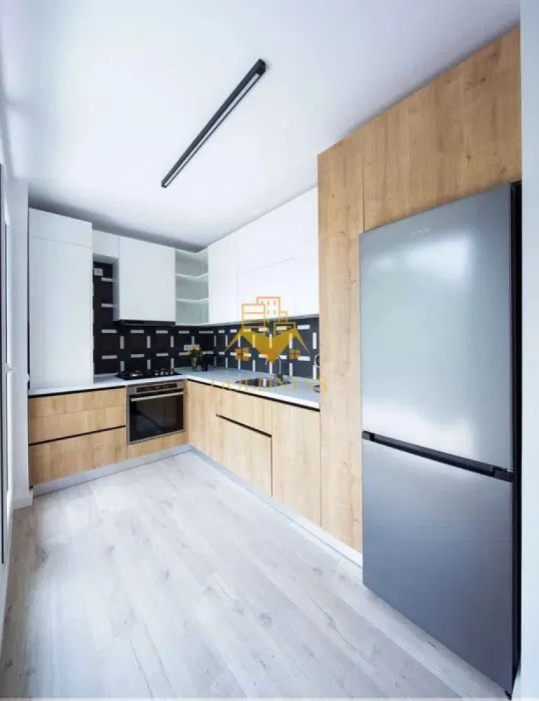 Apartament 2 camere LUX zona Horea - GOLDNESS Imobiliare va ofera spre inchiriere un apartament LUX in zona Horea. Apartamentul are o suprafata utila de 52 mp si se afla la etajul 2 al unei cladiri noi. Compartimentarea apartamentului este semidecomandata, gandita astfel: 1 dormitoar, living open space cu bucataria, hol si 1 baie. Beneficiaza de geamuri termopan cu tamplarie din PVC si usa metalica la intrare. Apartamentul este nou, mobilat modern si utilat cu aragaz, cuptor, frigider, masina de spalat rufe , espressor, tv etc. Se ofera spre inchiriere complet mobilat si utilat, iar in pret este inclus un loc de parcare subteran. Daca va intereseaza aceasta oferta ne puteti contacta la numarul de mai sus sau pe adresa de email goldnessimobiliare@gmail.com Va asteptam la vizionare! P14445