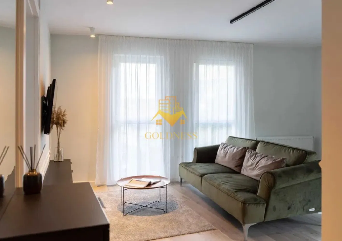 Apartament 2 camere LUX zona Horea - GOLDNESS Imobiliare va ofera spre inchiriere un apartament LUX in zona Horea. Apartamentul are o suprafata utila de 52 mp si se afla la etajul 2 al unei cladiri noi. Compartimentarea apartamentului este semidecomandata, gandita astfel: 1 dormitoar, living open space cu bucataria, hol si 1 baie. Beneficiaza de geamuri termopan cu tamplarie din PVC si usa metalica la intrare. Apartamentul este nou, mobilat modern si utilat cu aragaz, cuptor, frigider, masina de spalat rufe , espressor, tv etc. Se ofera spre inchiriere complet mobilat si utilat, iar in pret este inclus un loc de parcare subteran. Daca va intereseaza aceasta oferta ne puteti contacta la numarul de mai sus sau pe adresa de email goldnessimobiliare@gmail.com Va asteptam la vizionare! P14445