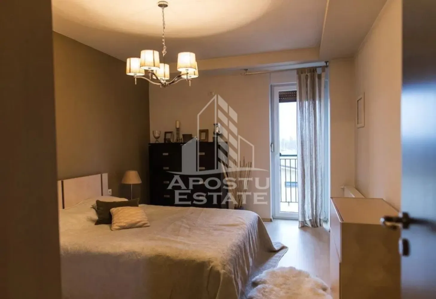 Apartament cu 2 camere, de inchiriat, zona Braytim, Timisoara - Agentia imobiliara APOSTU ESTATE va propune spre inchiriere un apartament cu 2 camere, spatios si luminos, situat in Timisoara, zona Braytim, o zona linistita si bine pozitionata, potrivit pentru cupluri,familii, sau studenti care isi doresc o locuinta unde sa se simta confortabil si cu acces facil catre scoli, statii de autobuz, supermarketuri , magazine de zona, parcuri.

Suprafata utila: 75 mp
Compartimentare eficienta:
-Hol de acces generos.
-Living room luminos cu bucatarie open space.
-Dormitor matrimonial.
-Baie cu cada.

Confort si facilitati:
-Incalzirea apartamentului: Pardoseala, Centrala proprie.
-Apartamentul este complet mobilat si utilat.
- Nu se accepta animale de companie de catre proprietar.

Localizare:
-Timis, Timisoara, zona Braytim – acces facil : Voglio Pizza, Muzeul Apei, Restaurant Zone 2.

Ideal pentru:
-Cupluri.
-Familii.
-Persoane singure.

Disponibilitate: imediata
Pret chirie lunara: 450 euro ( negociabil)
Programeaza o vizionare pentru a-ti putea imagina viitorul aici!
ID intern: CP3127927