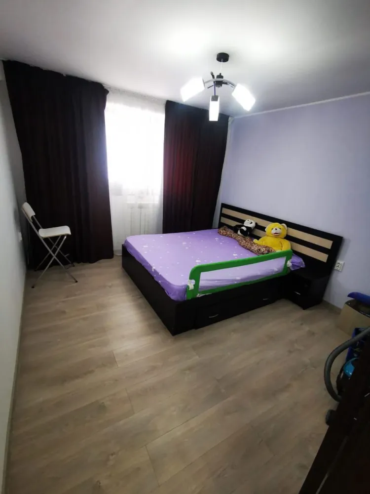 De vanzare apartament 3 camere, micro 39, 76.000 euro negociabil - Apartament 3 camere decomandate de vânzare, situat pe bulevardul Henri Coandă, în apropiere de Kaufland. Locuința este complet renovată, cu instalația electrică și sanitară schimbate, oferind confort și siguranță pe termen lung. Dispune de izolație exterioară și hidroizolație, asigurând eficiență termică ridicată.
Apartamentul este dotat cu tâmplărie modernă cu geam tripan, contorizare separată la apă și centrală termică proprie. Are o suprafață totală de 69 mp și beneficiază de finisaje de calitate superioară.
Se vinde complet mobilat și utilat, fiind pregătit pentru mutare imediată.
Preț: 76.000 € negociabil.
Pentru detalii si programarea unei vizionari 0746.252.252 Liliana Ene.