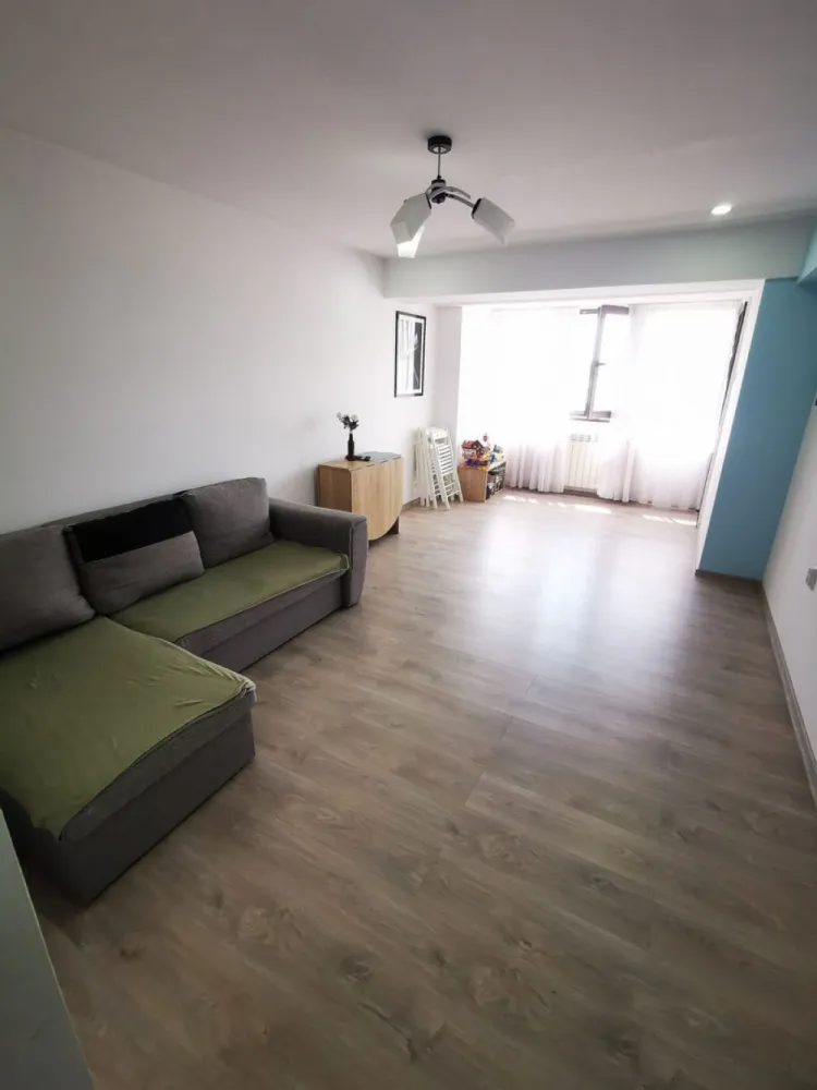De vanzare apartament 3 camere, micro 39, 76.000 euro negociabil - Apartament 3 camere decomandate de vânzare, situat pe bulevardul Henri Coandă, în apropiere de Kaufland. Locuința este complet renovată, cu instalația electrică și sanitară schimbate, oferind confort și siguranță pe termen lung. Dispune de izolație exterioară și hidroizolație, asigurând eficiență termică ridicată.
Apartamentul este dotat cu tâmplărie modernă cu geam tripan, contorizare separată la apă și centrală termică proprie. Are o suprafață totală de 69 mp și beneficiază de finisaje de calitate superioară.
Se vinde complet mobilat și utilat, fiind pregătit pentru mutare imediată.
Preț: 76.000 € negociabil.
Pentru detalii si programarea unei vizionari 0746.252.252 Liliana Ene.
