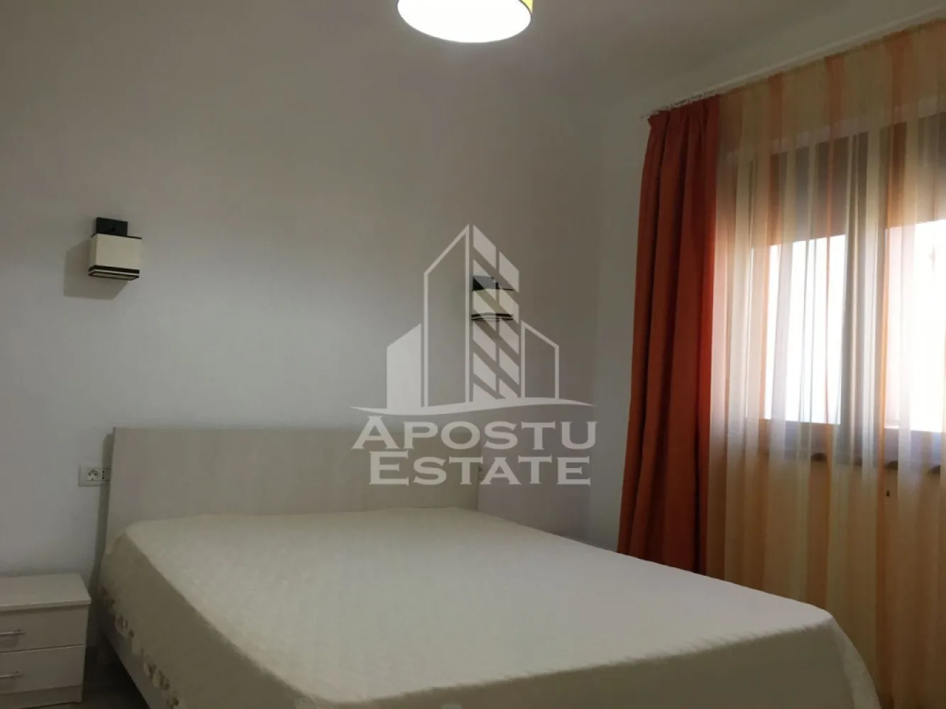 Apartament cu 3 camere, de inchiriat , Dumbravita - Agentia imobiliara APOSTU ESTATE va propune spre inchiriere un apartament cu 3 camere, spatios si luminos, situat in Dumbravita , potrivit pentru cupluri,familii, sau studenti care isi doresc o locuinta unde sa se simta confortabil si cu acces facil catre scoli, statii de autobuz, supermarketuri , magazine de zona, parcuri.

Suprafata utila: 70 mp
Compartimentare eficienta:
-Hol de acces generos
-Bucatarie complet mobilata si utilata, cu loc de luat masa
-Living luminos si spatios open space cu bucătăria 
-Dormitor mobilat si utilat
-Dormitor secundar mobilat 
-Baie prevazuta cu cada

Confort si facilitati:
-Incalzirea apartamentului: centrala proprie 
-Apartamentul este complet mobilat si utilat de către proprietar 
-2 locuri de parcare incluse in pret 

Localizare:
-Timis, Dumbravita-acces facil spre magazine, supermarketul Kaufland , scoli, parcuri si mijloace de transport in comun.

Ideal pentru:
-Familii
-Cupluri
Pret chirie lunara: 500 euro 
Programeaza o vizionare pentru a-ti putea imagina viitorul aici!
ID intern: