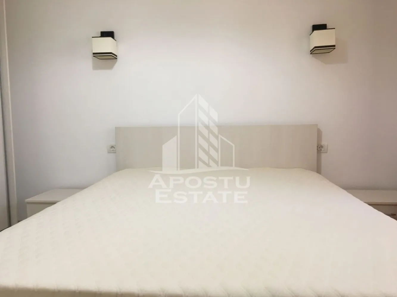 Apartament cu 3 camere, de inchiriat , Dumbravita - Agentia imobiliara APOSTU ESTATE va propune spre inchiriere un apartament cu 3 camere, spatios si luminos, situat in Dumbravita , potrivit pentru cupluri,familii, sau studenti care isi doresc o locuinta unde sa se simta confortabil si cu acces facil catre scoli, statii de autobuz, supermarketuri , magazine de zona, parcuri.

Suprafata utila: 70 mp
Compartimentare eficienta:
-Hol de acces generos
-Bucatarie complet mobilata si utilata, cu loc de luat masa
-Living luminos si spatios open space cu bucătăria 
-Dormitor mobilat si utilat
-Dormitor secundar mobilat 
-Baie prevazuta cu cada

Confort si facilitati:
-Incalzirea apartamentului: centrala proprie 
-Apartamentul este complet mobilat si utilat de către proprietar 
-2 locuri de parcare incluse in pret 

Localizare:
-Timis, Dumbravita-acces facil spre magazine, supermarketul Kaufland , scoli, parcuri si mijloace de transport in comun.

Ideal pentru:
-Familii
-Cupluri
Pret chirie lunara: 500 euro 
Programeaza o vizionare pentru a-ti putea imagina viitorul aici!
ID intern: